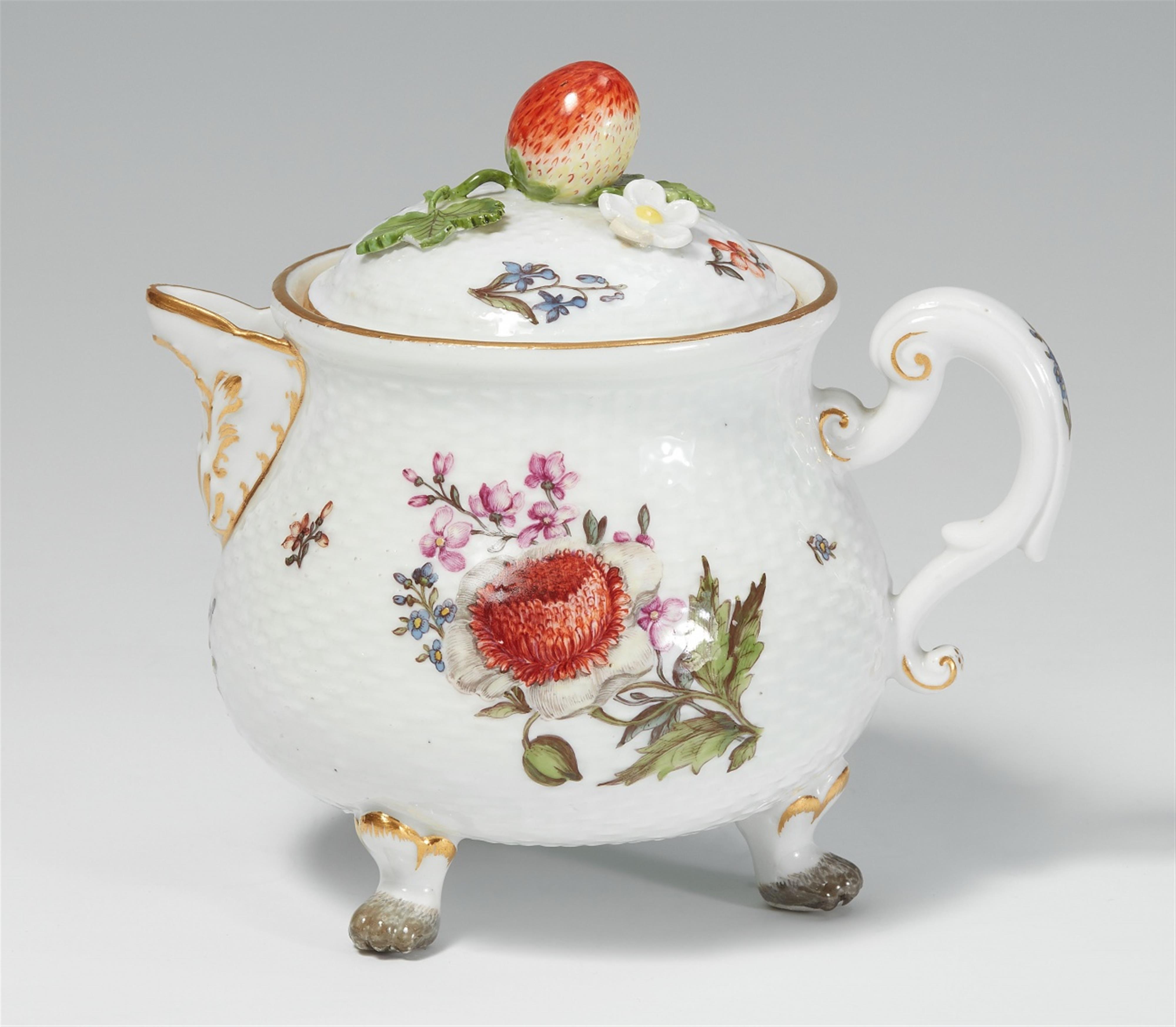 A Meissen porcelain cream pot decorated with "holzschnittblumen" - image-1
