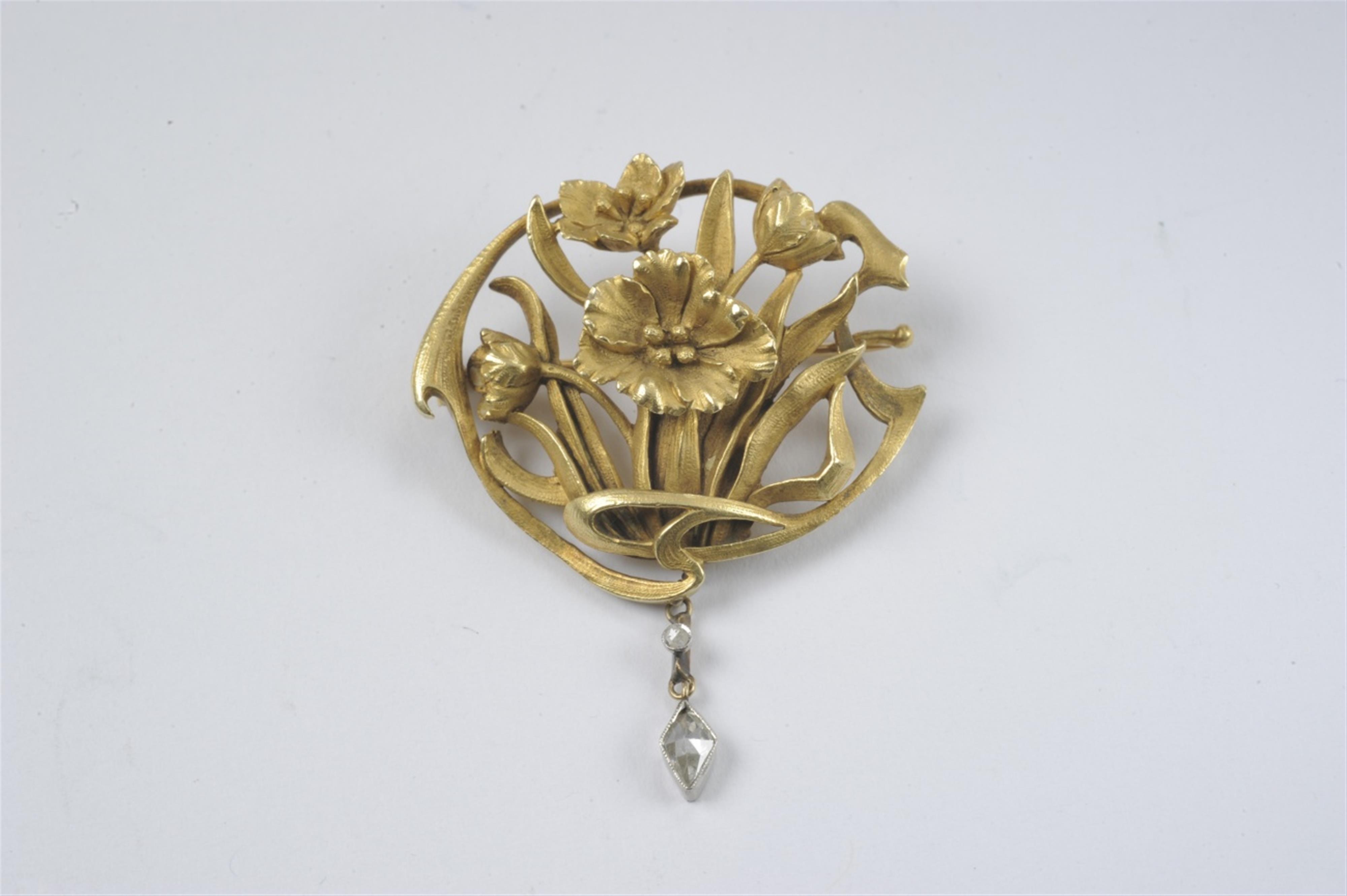A Parisian 18k gold Art Nouveau brooch - image-1