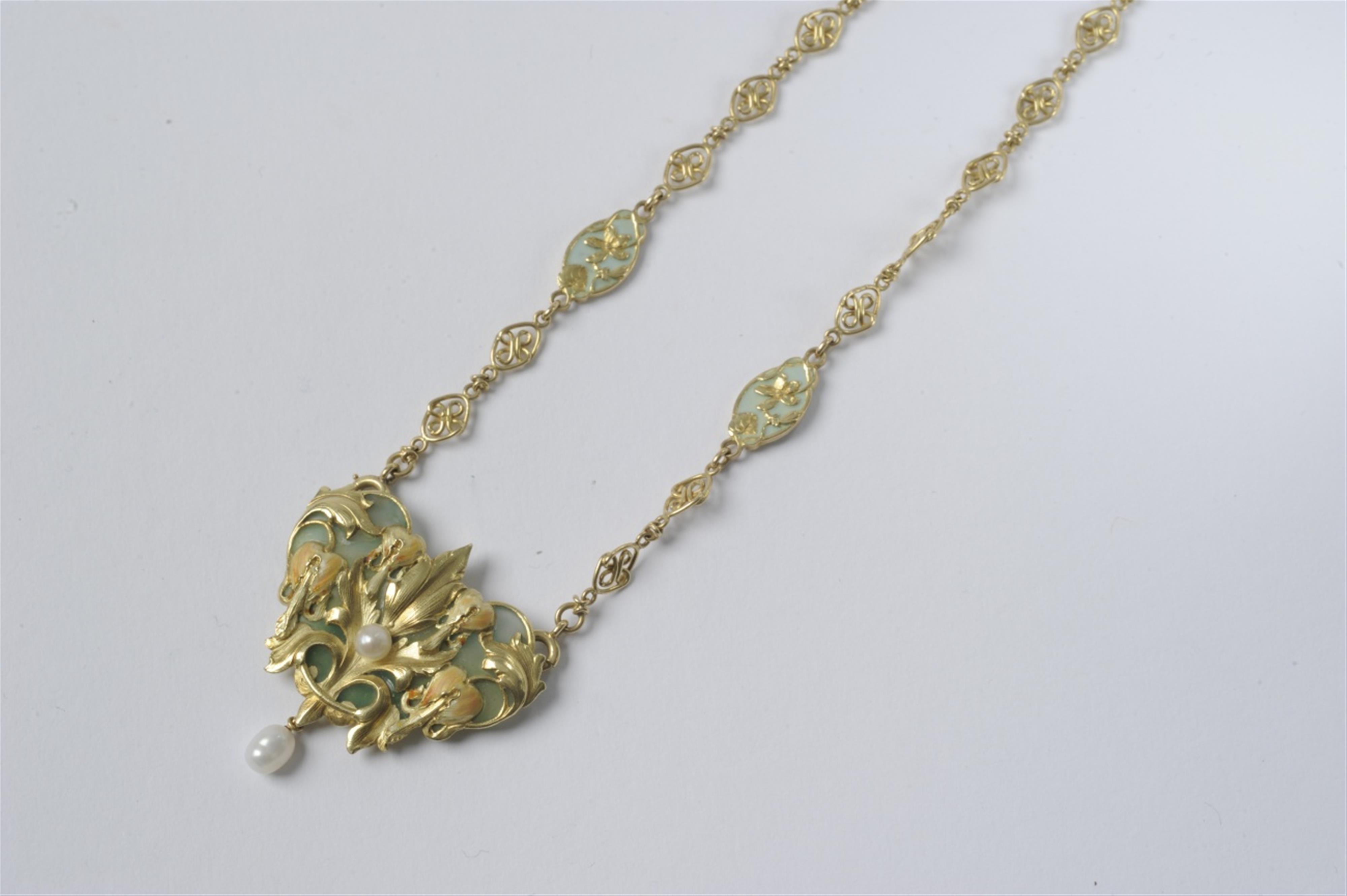 An 18k gold Art Nouveau enamel collier - image-1