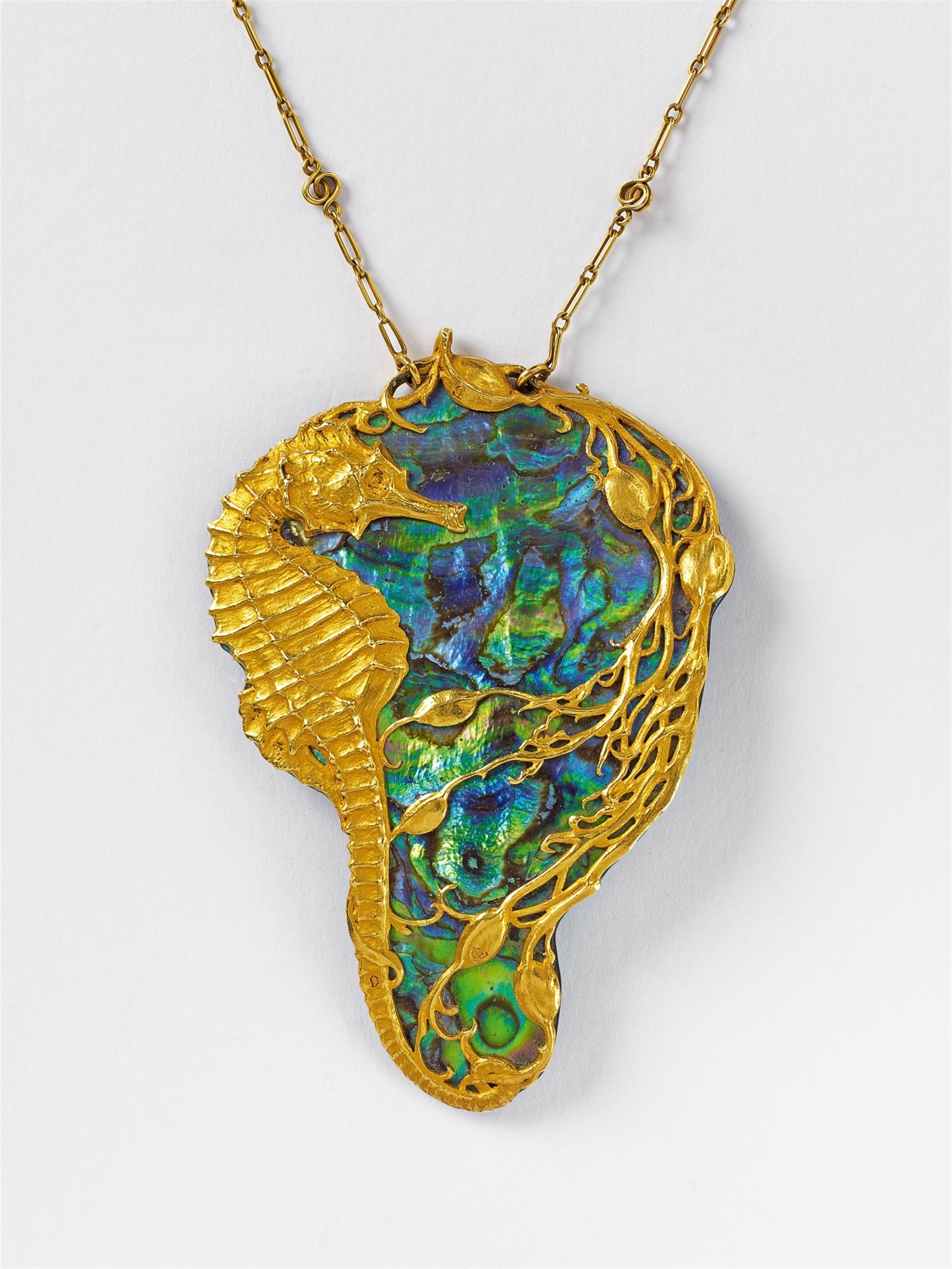 A French 18k gold Art Nouveau pendant - image-1