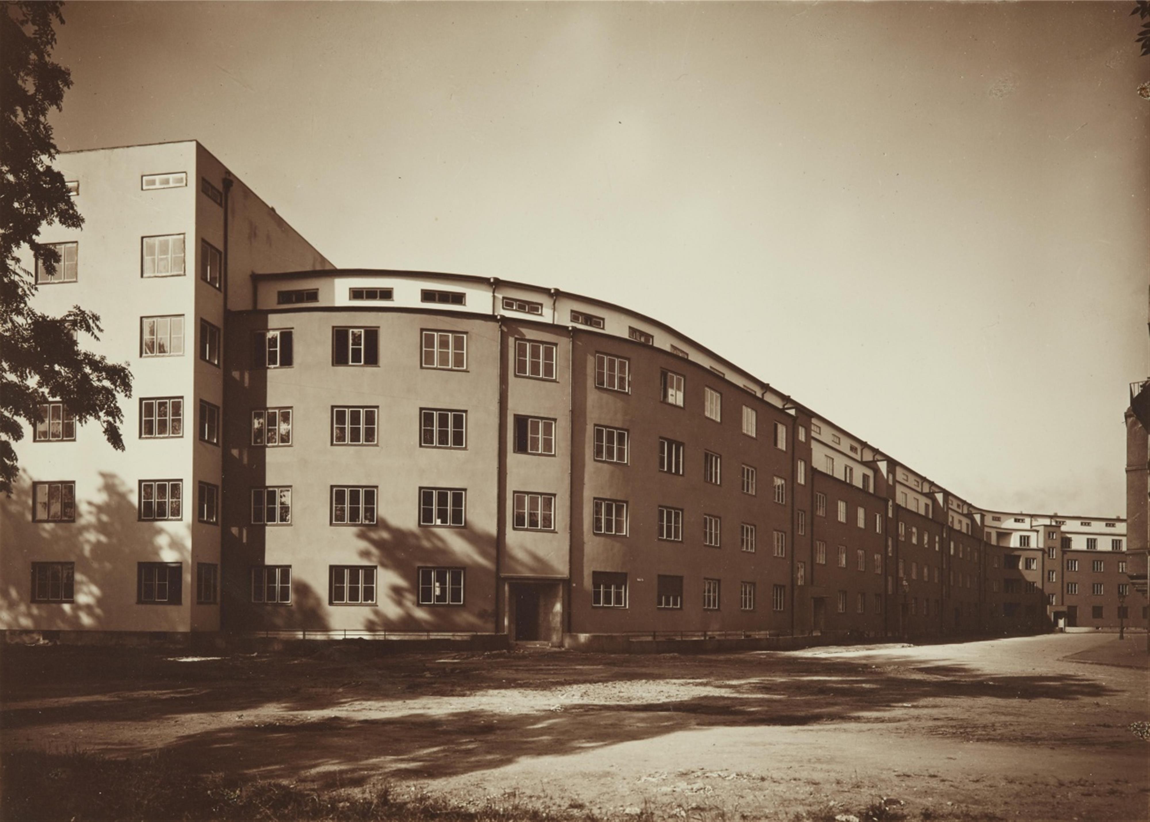 Werner Mantz - Wohnhausgruppe in Köln-Mülheim, Straßenfront (Kieler Straße) - image-1