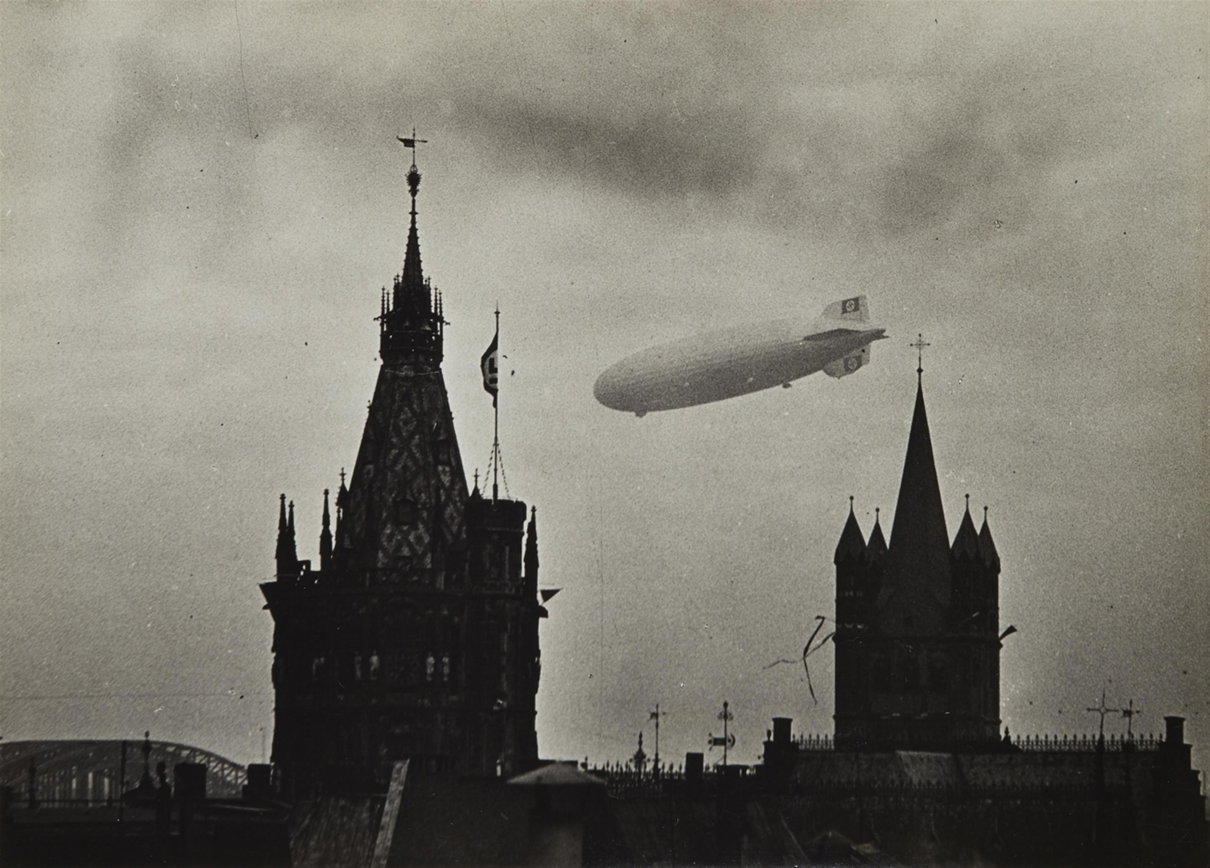 Theo Felten - Das Zeppelinluftschiff über Köln - image-2