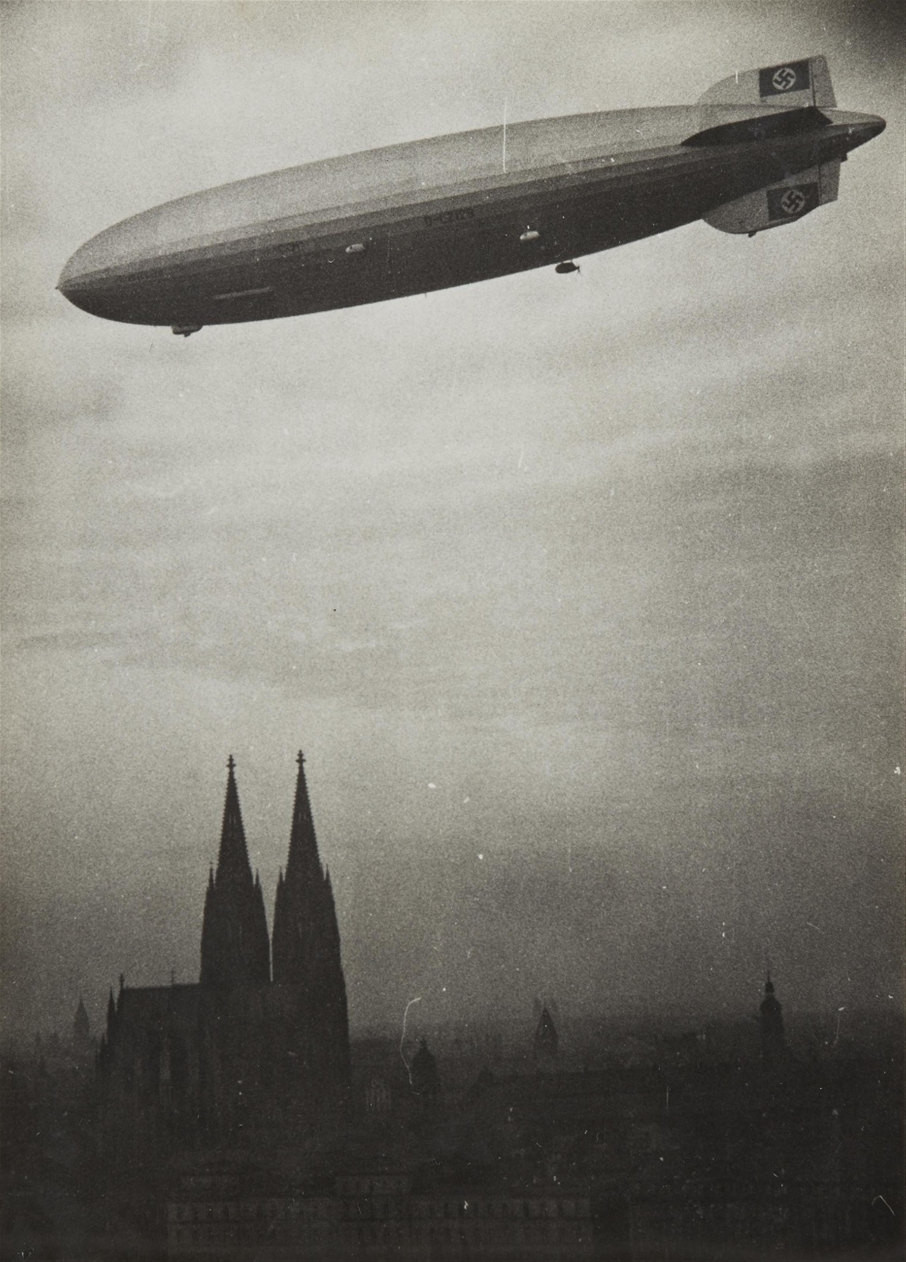 Theo Felten - Das Zeppelinluftschiff über Köln - image-1