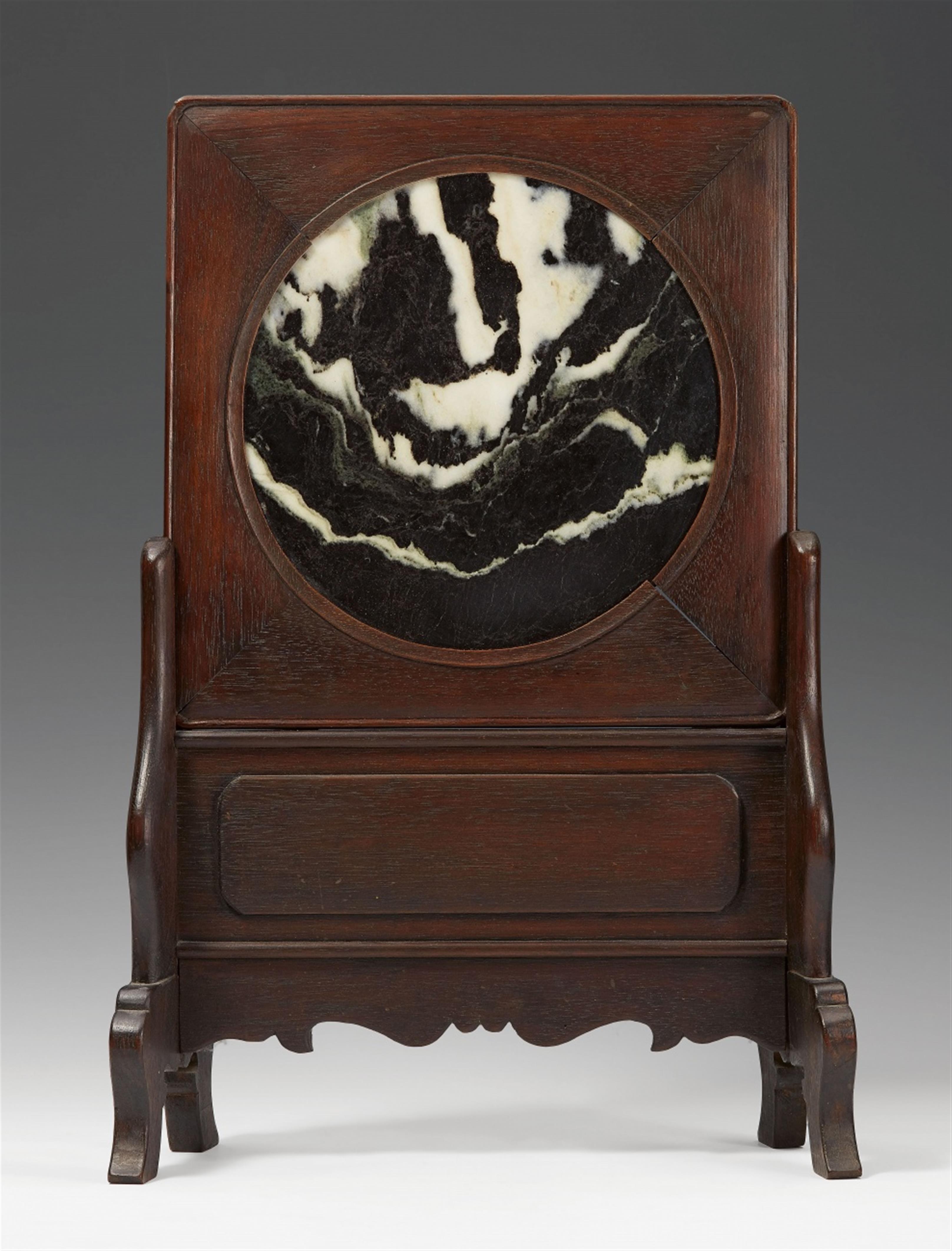 A wood table screen with a panel of Dali marble. 19th/early 20th century - image-1