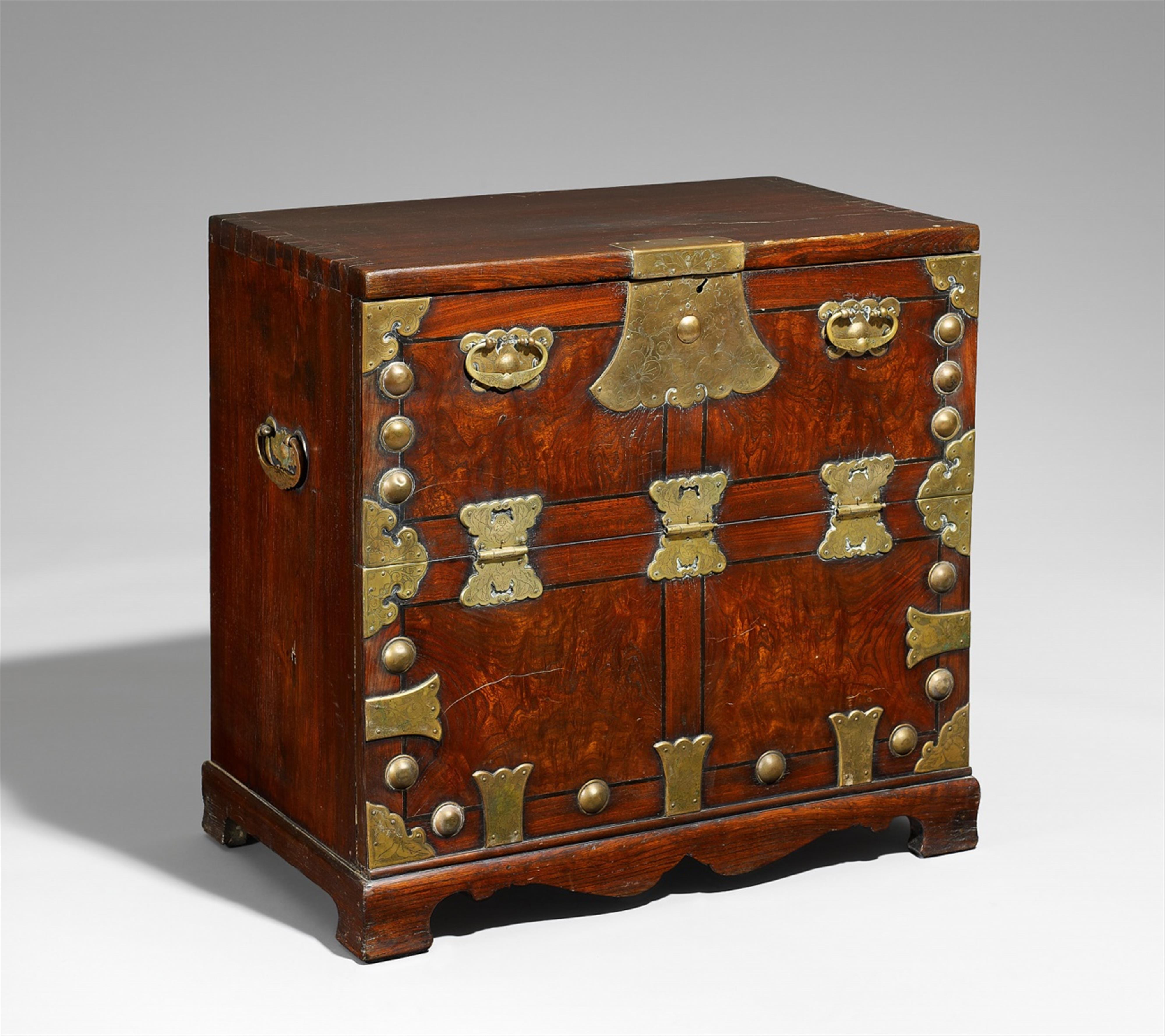 An elm wood bedding chest (bandaji) with brass fittings. 19th century - image-1