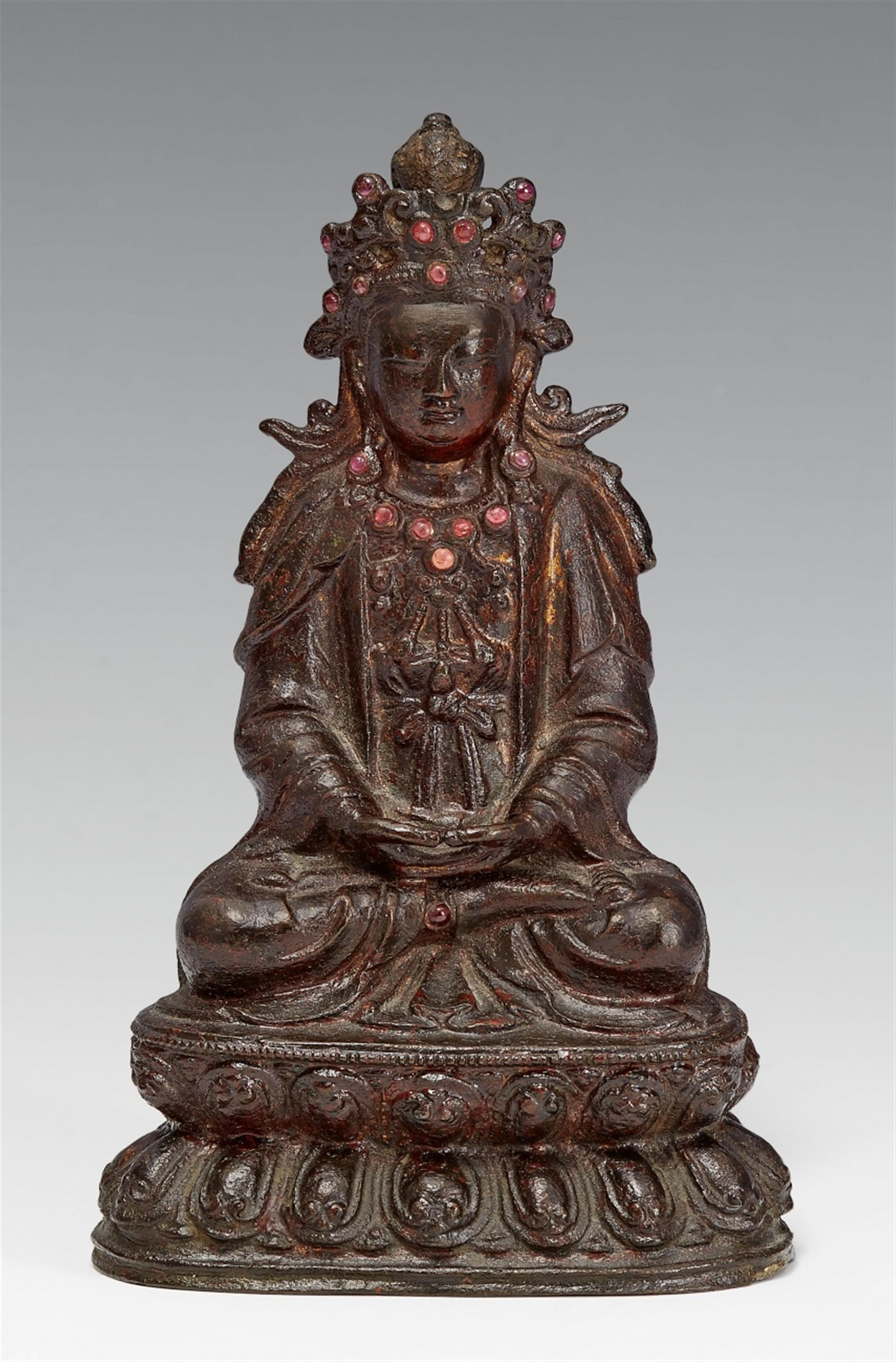 Juwelengeschmückter Buddha. Bronze mit Lackpatina. 17./18. Jh. - image-1
