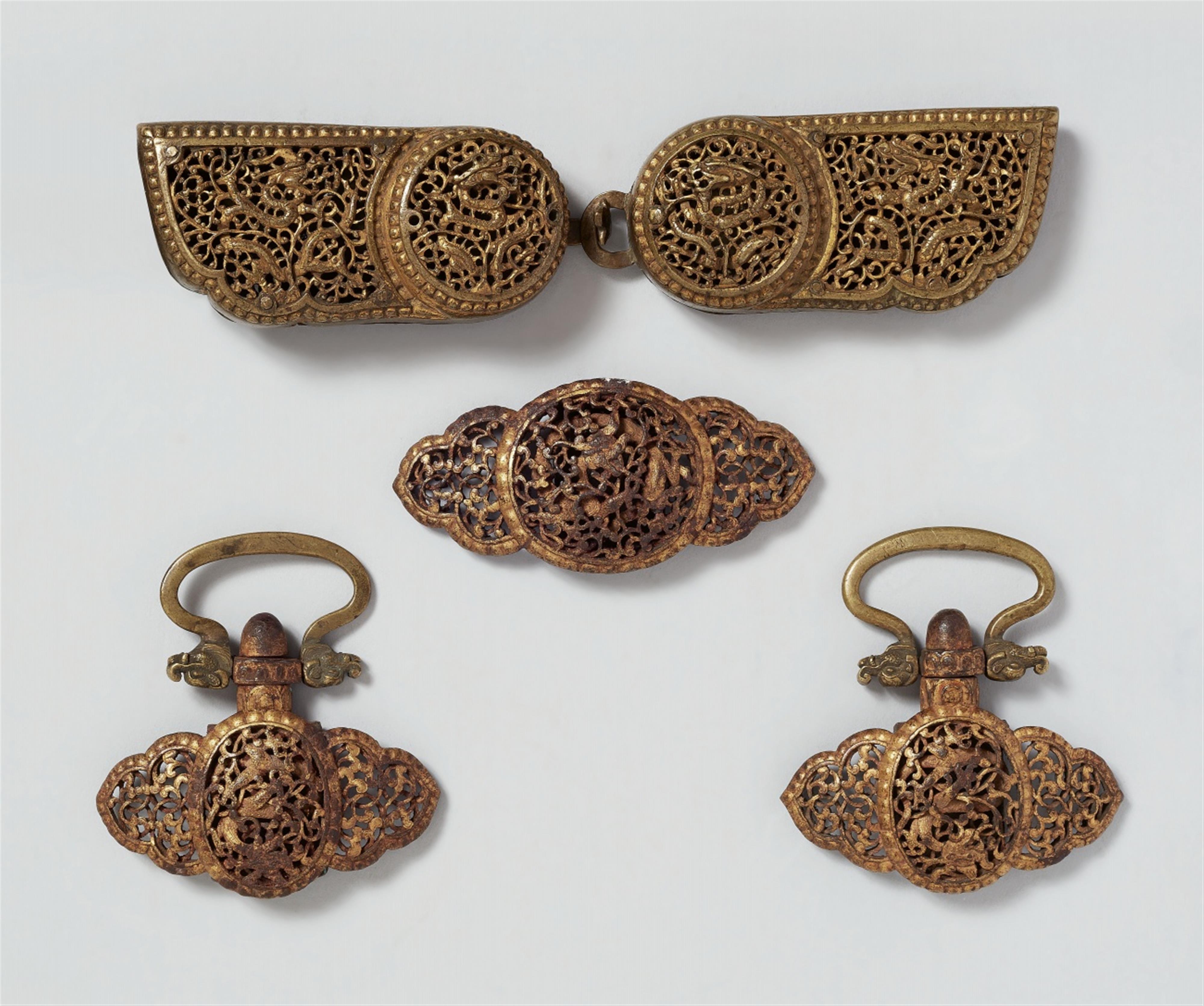 Three Tibetan gold damascened iron belt ornaments. 17th/18th century And Tibetan brass belt-buckle - image-1
