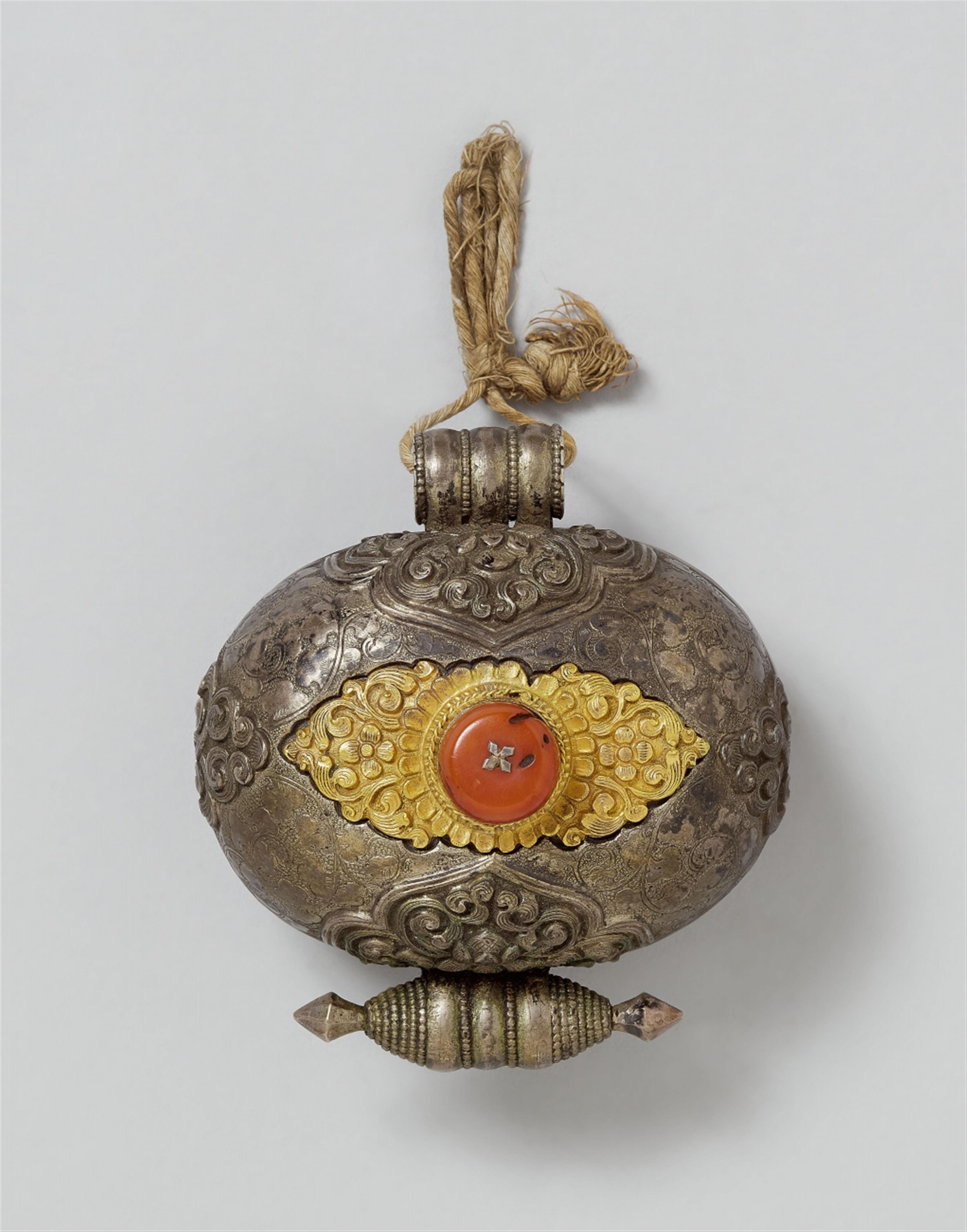 A Tibetan silver and copper amulet box (ke-ga´u) - image-1