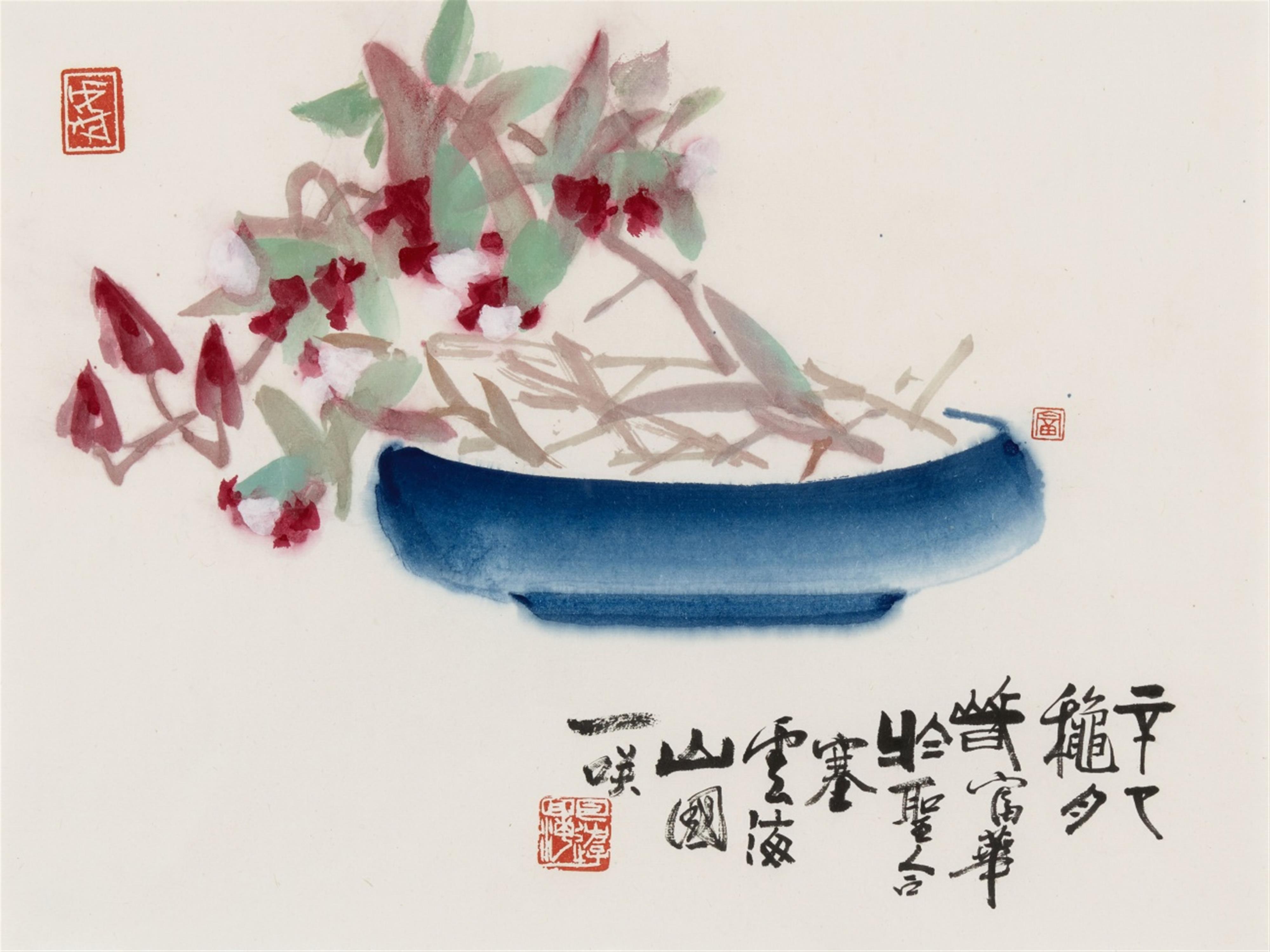 Fu Hua - Schale mit Blumenzweigen. Tusche und Farben auf Papier. Aufschrift, zyklisch datiert xinsi (2001), sign.: Fu Hua und Siegel: Fu, Yunjian cheng tong und ein weiteres. - image-1