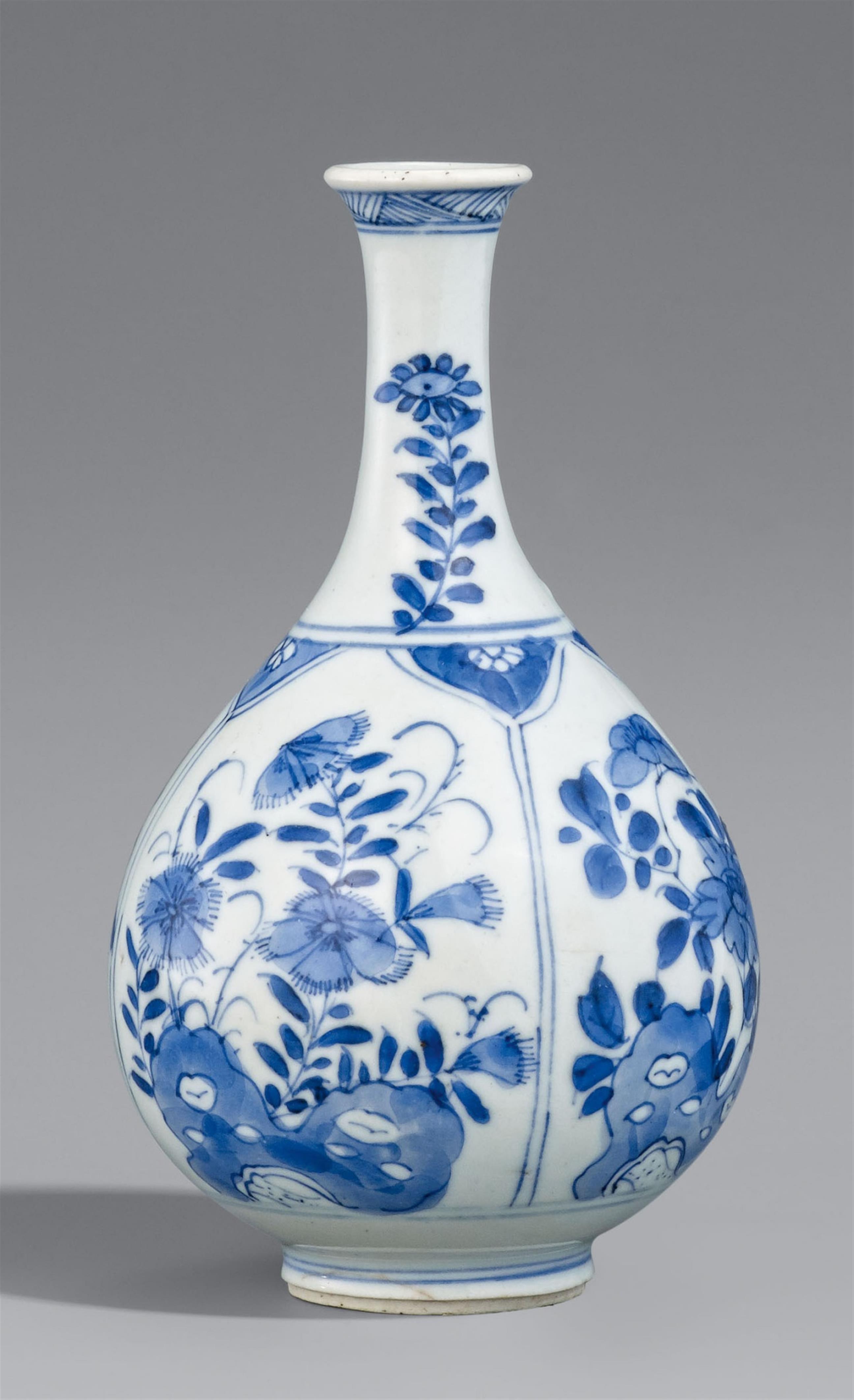 A blue and white pear-shaped bottle vase. Kangxi period (1662-1722) - image-1