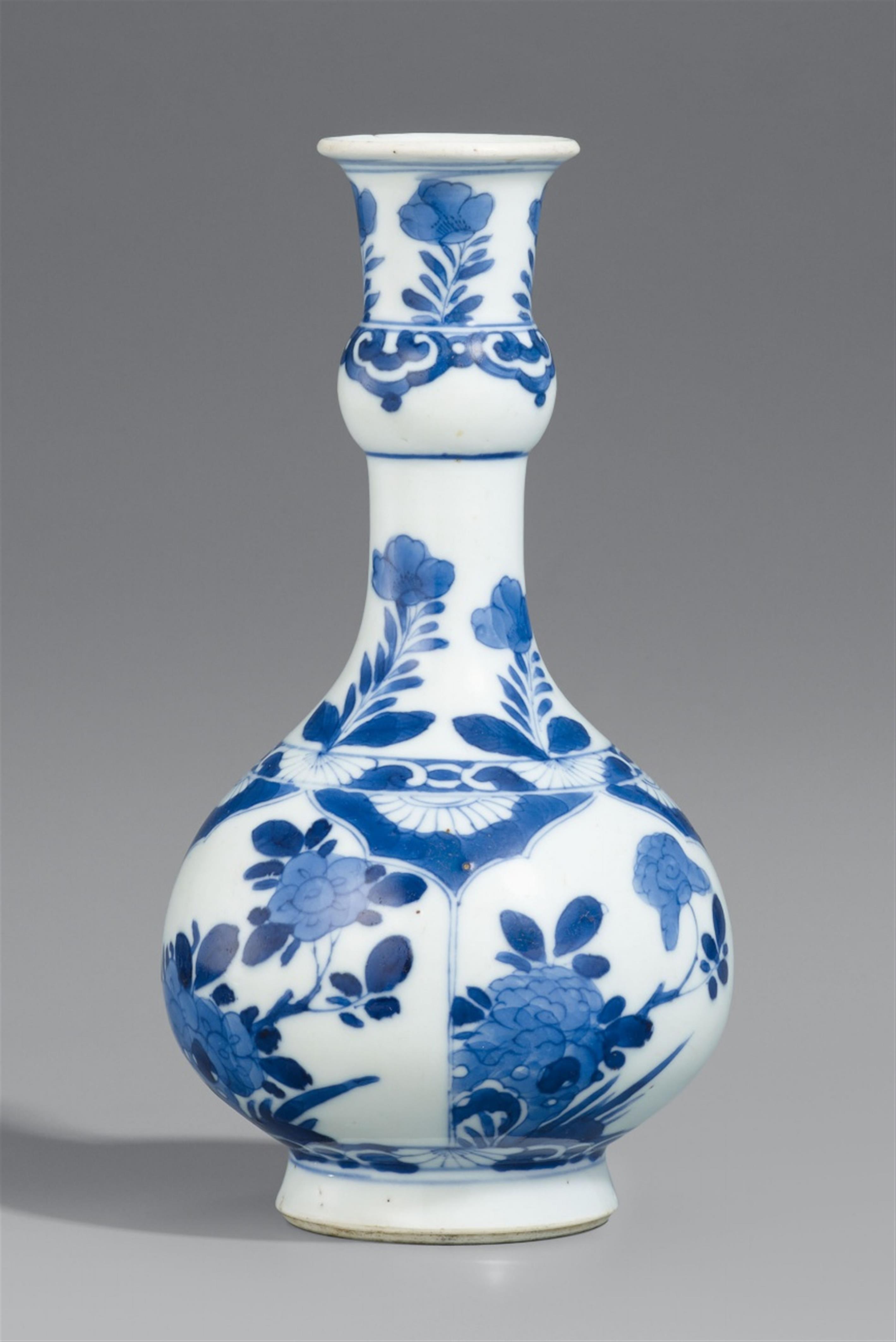 A blue and white pear-shaped bottle vase. Kangxi period (1662-1722) - image-1