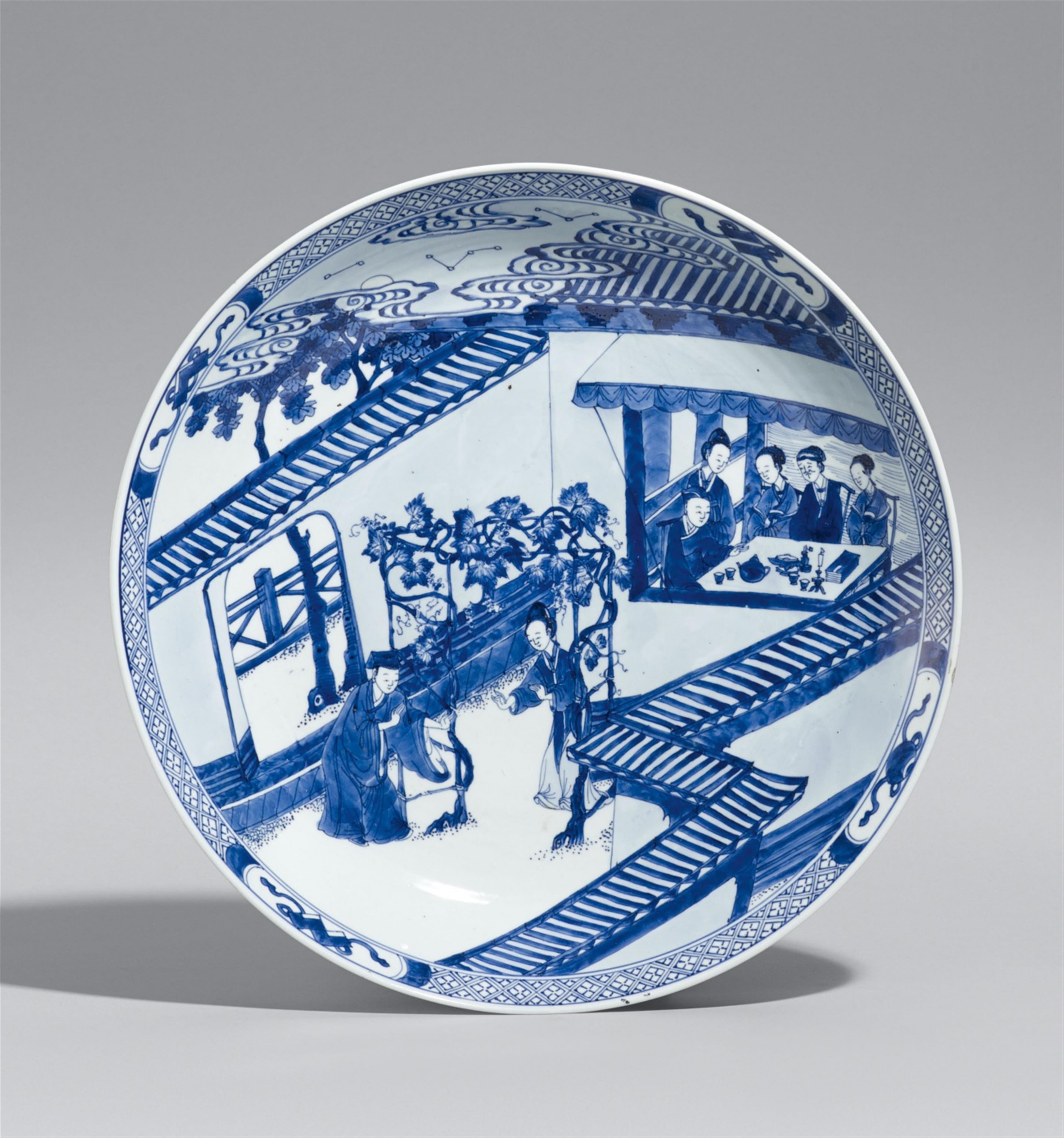 Große flache blauweiße Schale. Kangxi-Periode (1662-1722) - image-1
