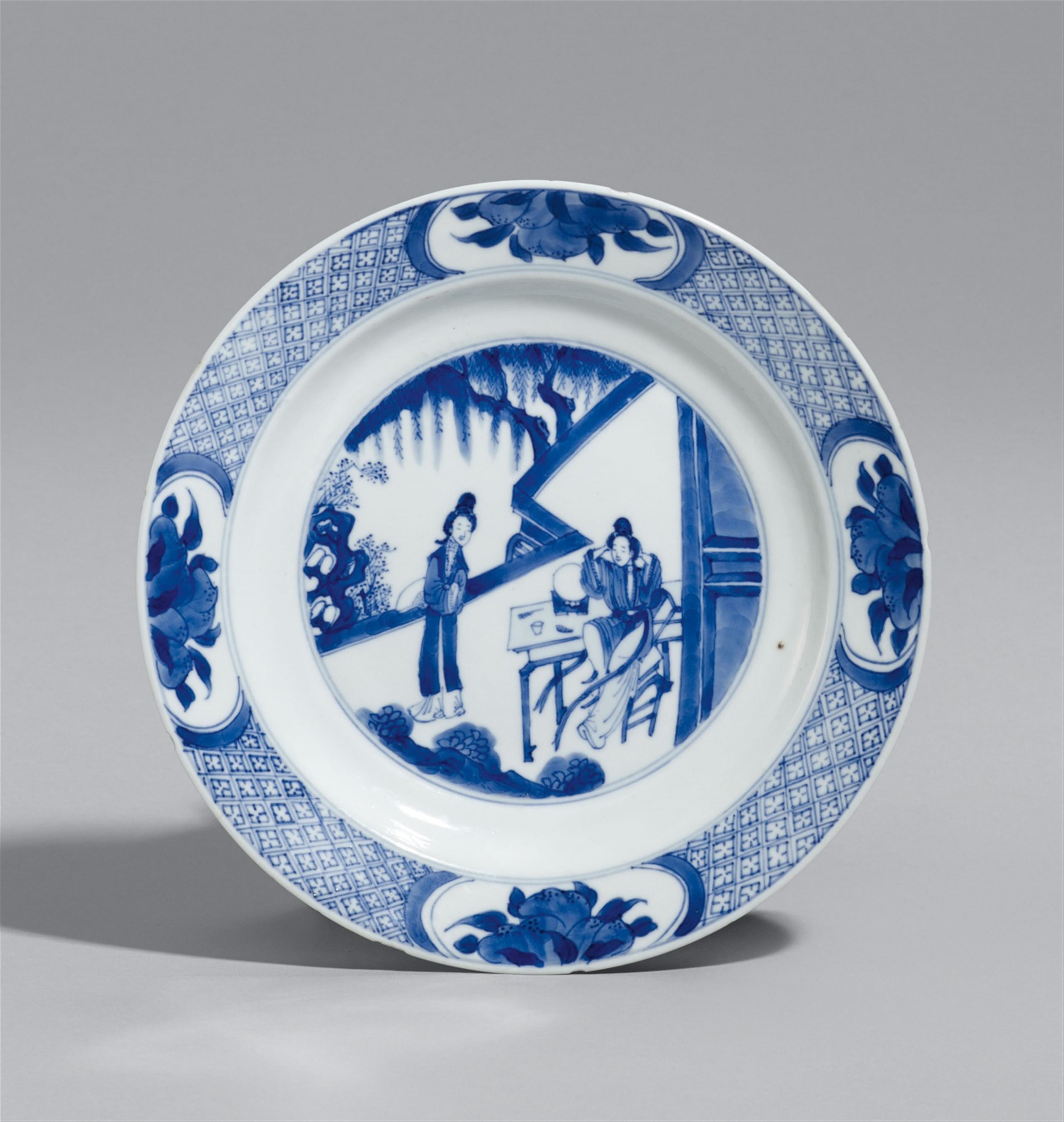 Blauweißer Teller. Kangxi-Periode (1662-1722) - image-1