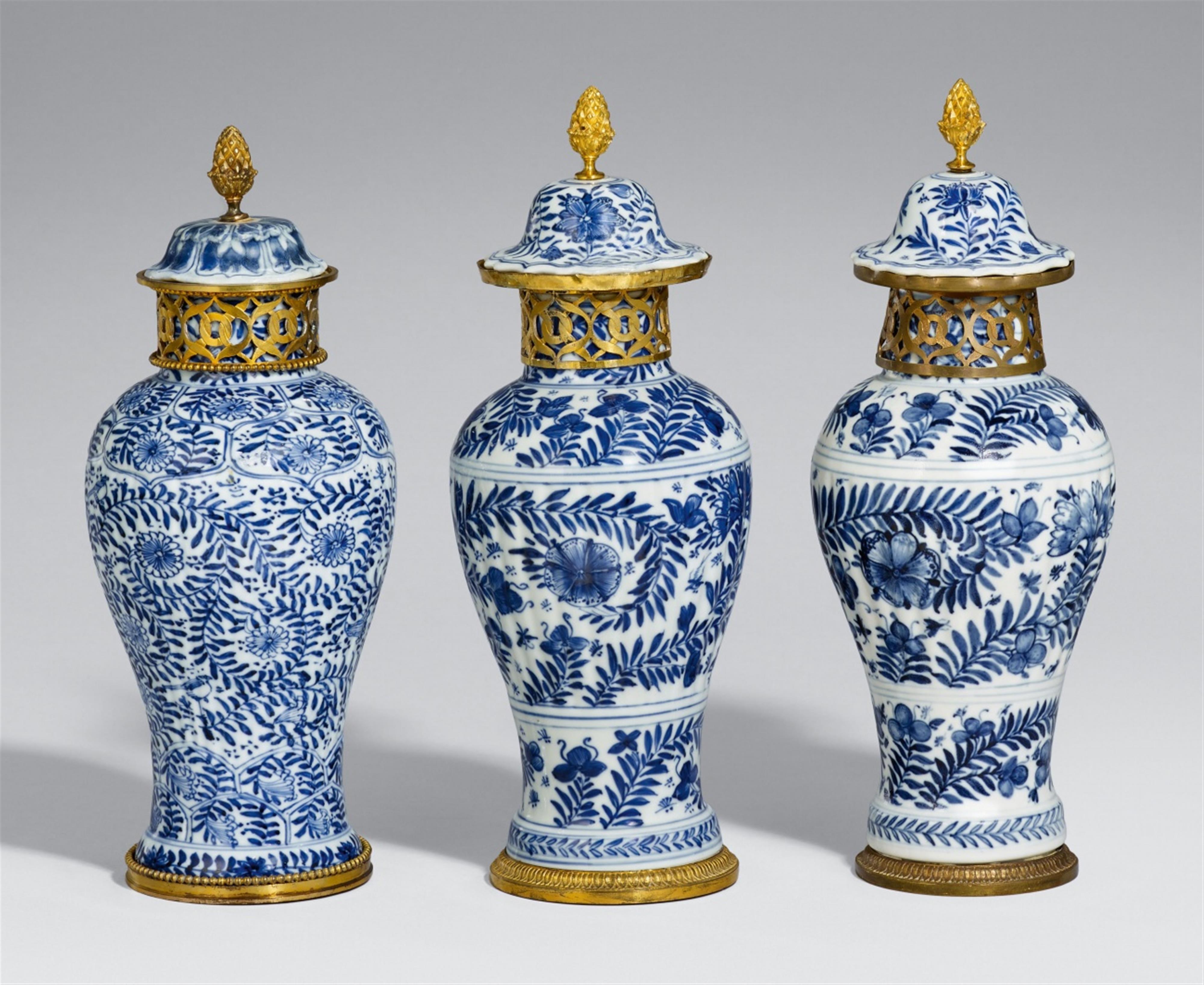 A set of three baluster-shaped blue and white vases and covers. Kangxi period (1662-1722) - image-1
