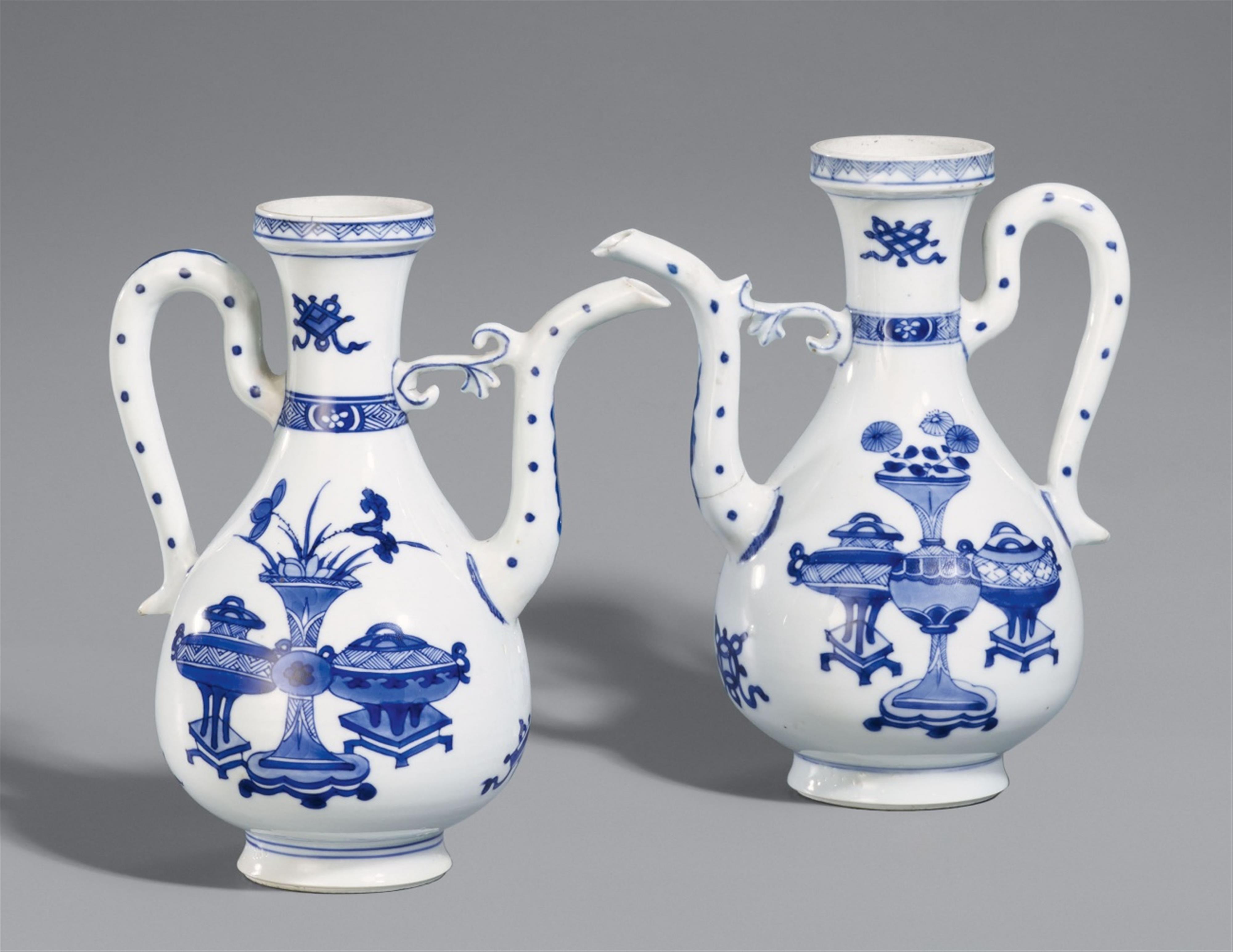Two blue and white ewers. Kangxi period (1662-1722) - image-1