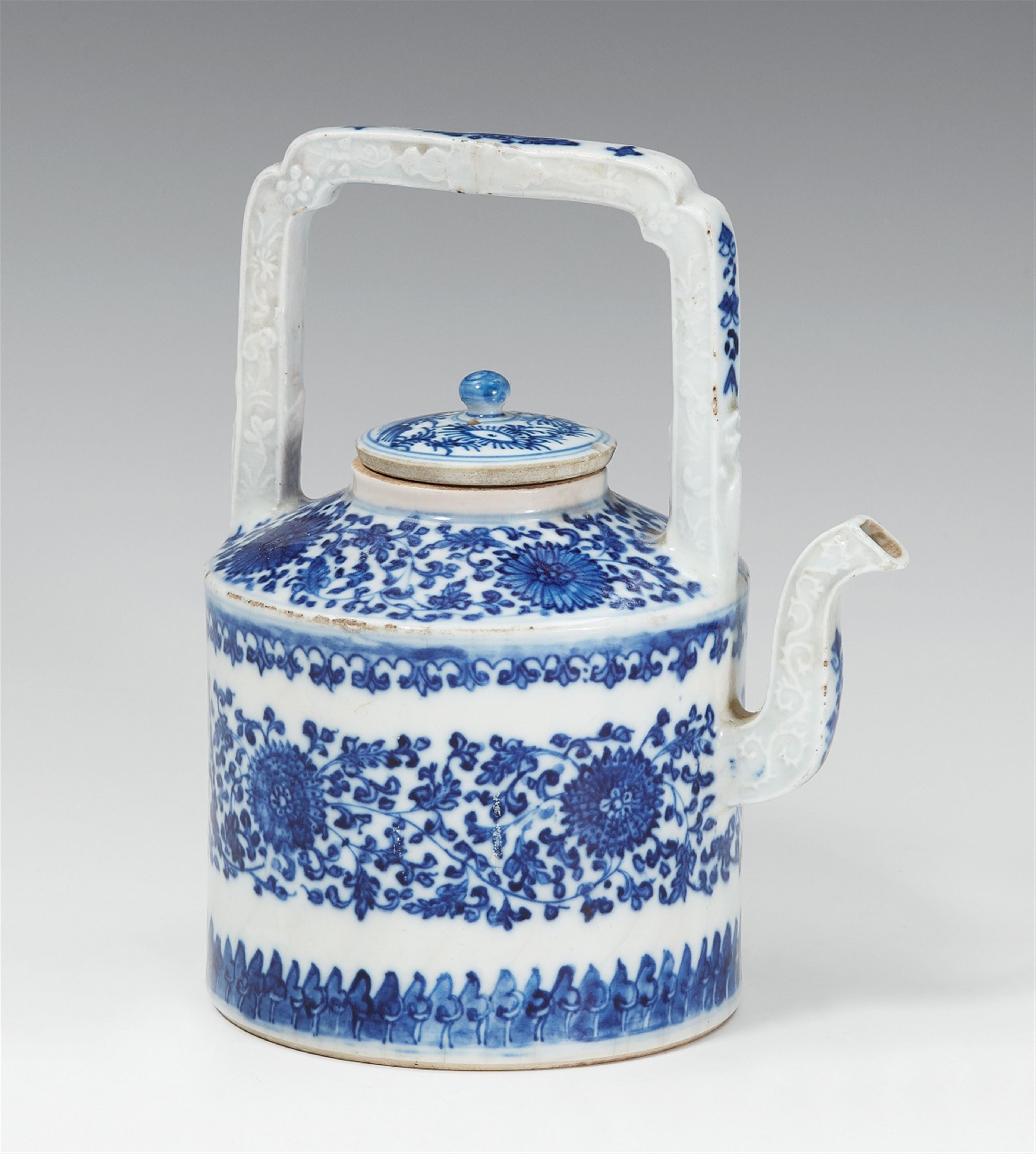 A blue and white lidded teapot. Qianlong period (1735-1796) - image-1