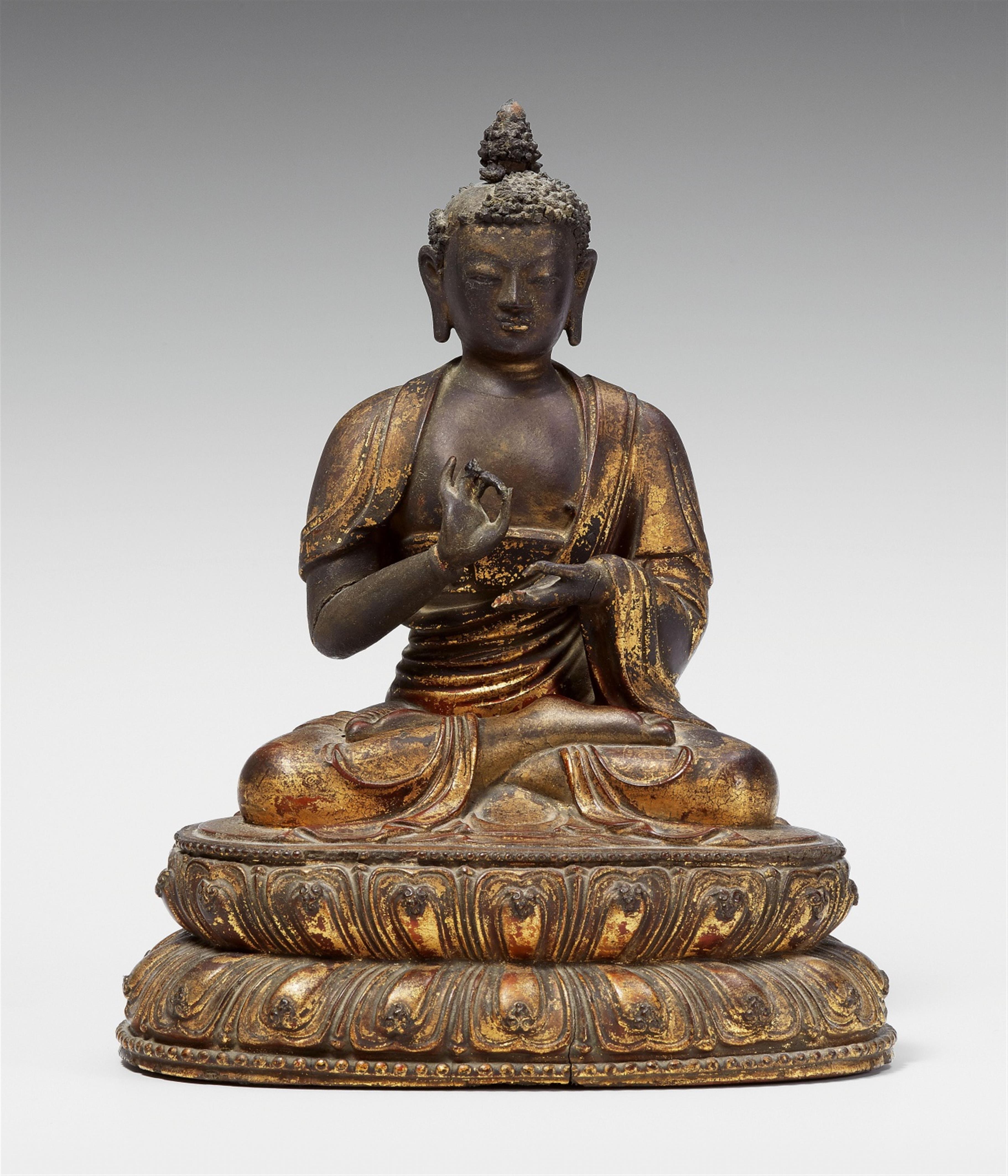 Sehr fein gearbeitete Figur eines Buddha. Holz, über Rotlack vergoldet. Sinotibetisch. 16. Jh. - image-1