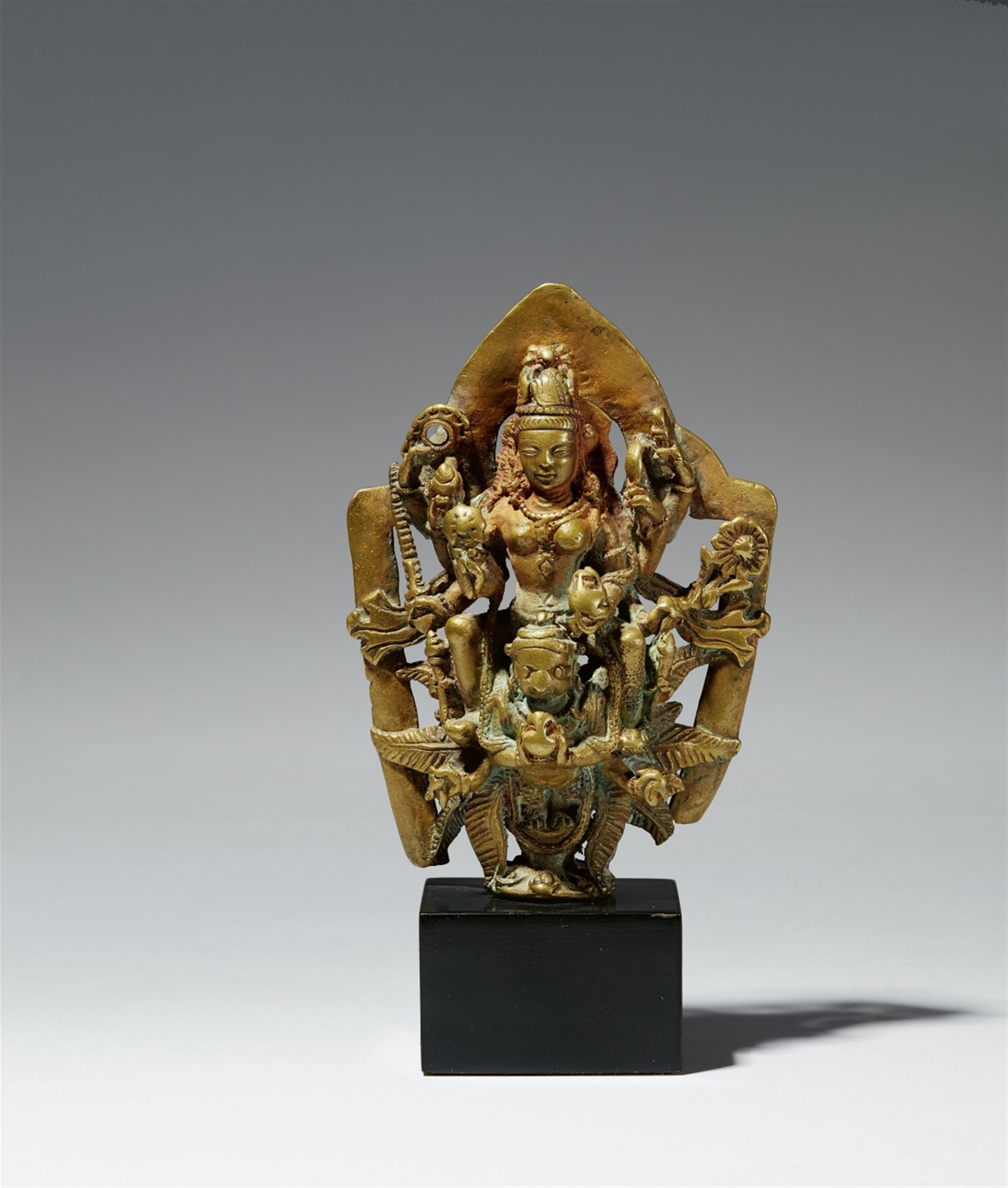 Achtarmige Vasudeva-Kamalaja auf Garuda. Messingfarbene Bronze. Nordindien, Kaschmir. 12. Jh. - image-1