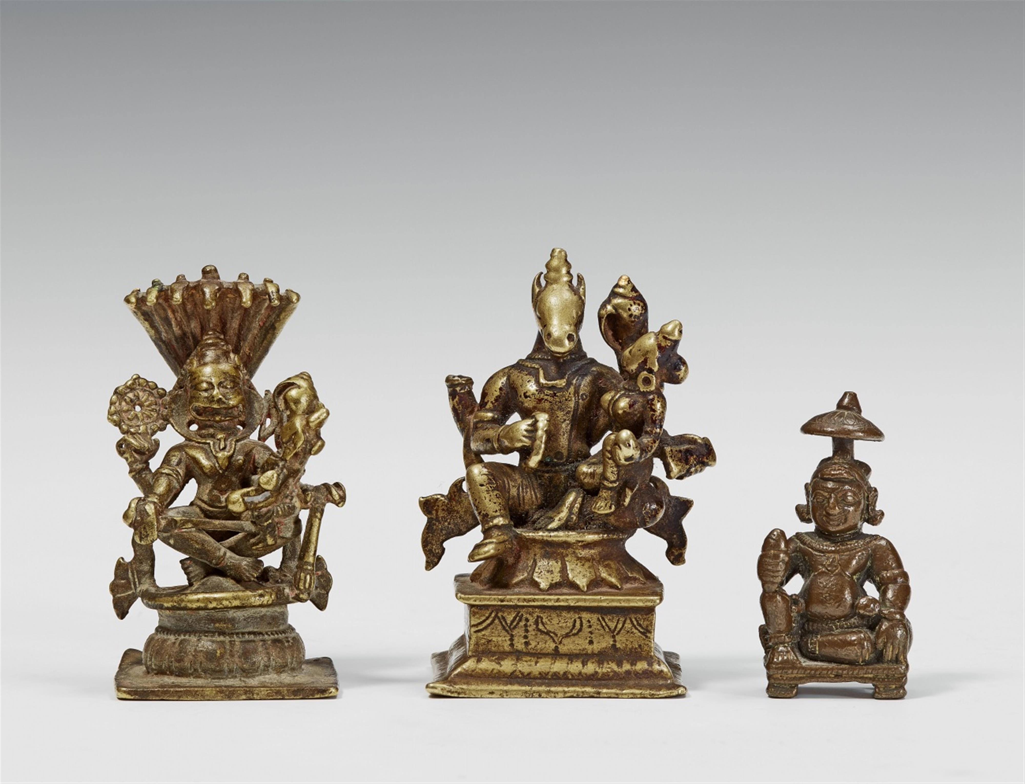 Drei Figuren von Vishnu avatara. Gelbguss und Bronze. Südindien. 17./19. Jh. - image-1