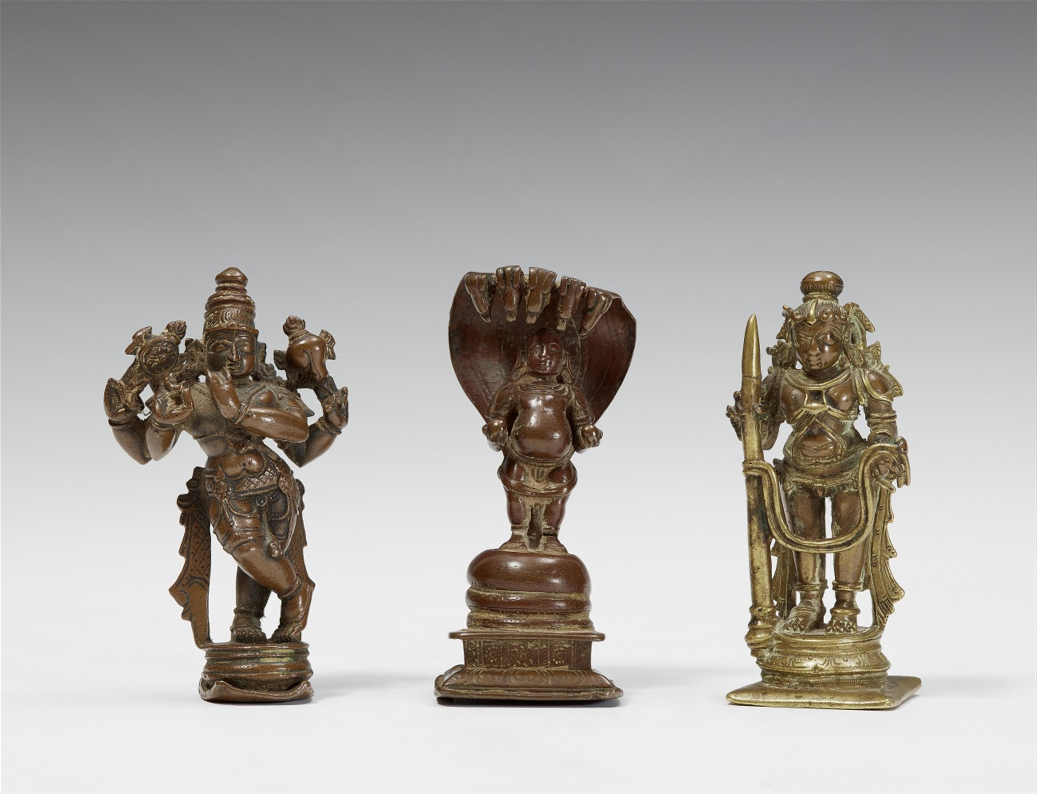 Zwei Figuren des Krishna und eine Figur des Balarama. Bronze. Südindien. 17./19. Jh. - image-1