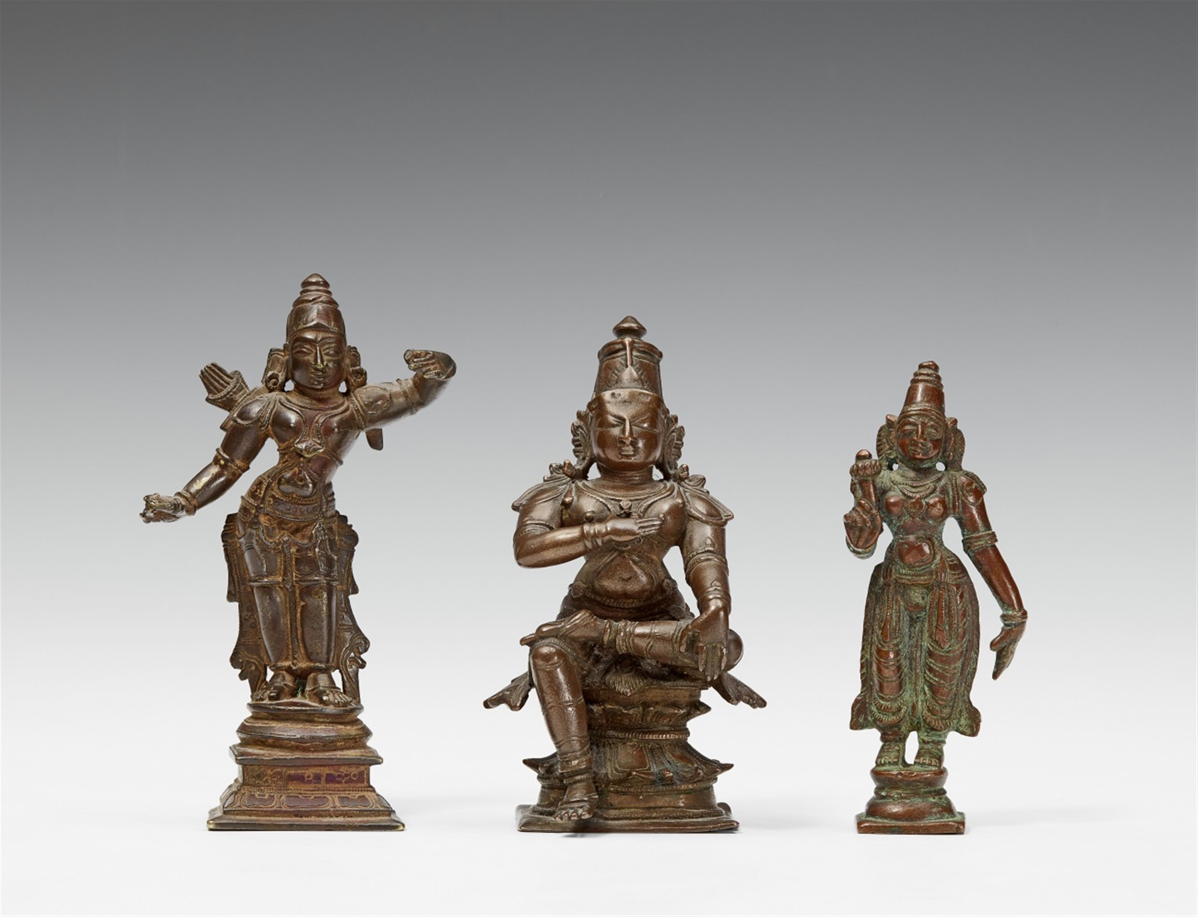 Zwei Figuren von Rama und eine von Sita. Bronze. Südindien, möglicherweise Karnataka. 17./19. Jh. - image-1