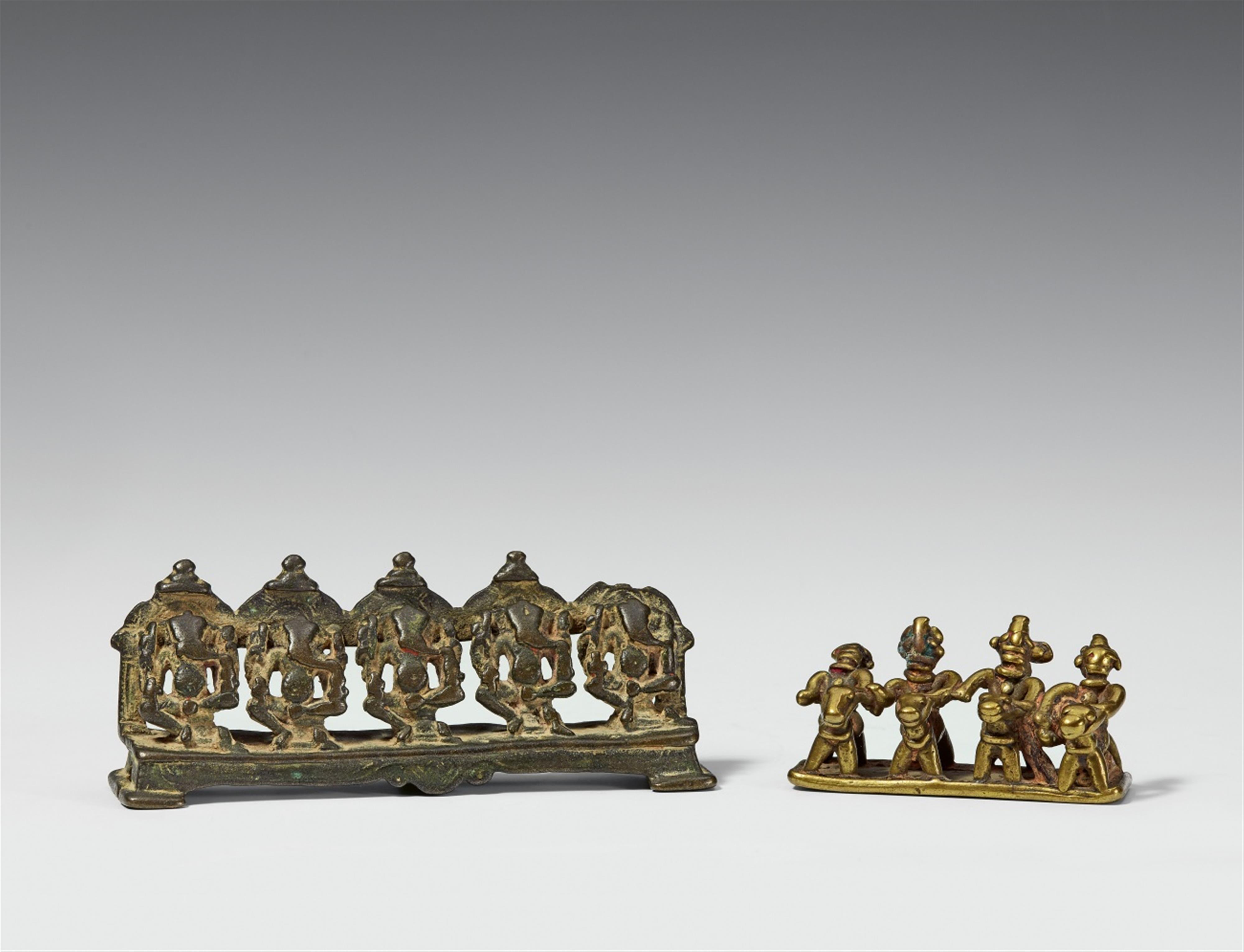 Kleiner Ganesha-Altar und sadhu- oder kshetrapala-Figuren. Bronze. Zentralindien. 16. und 19. Jh. - image-1