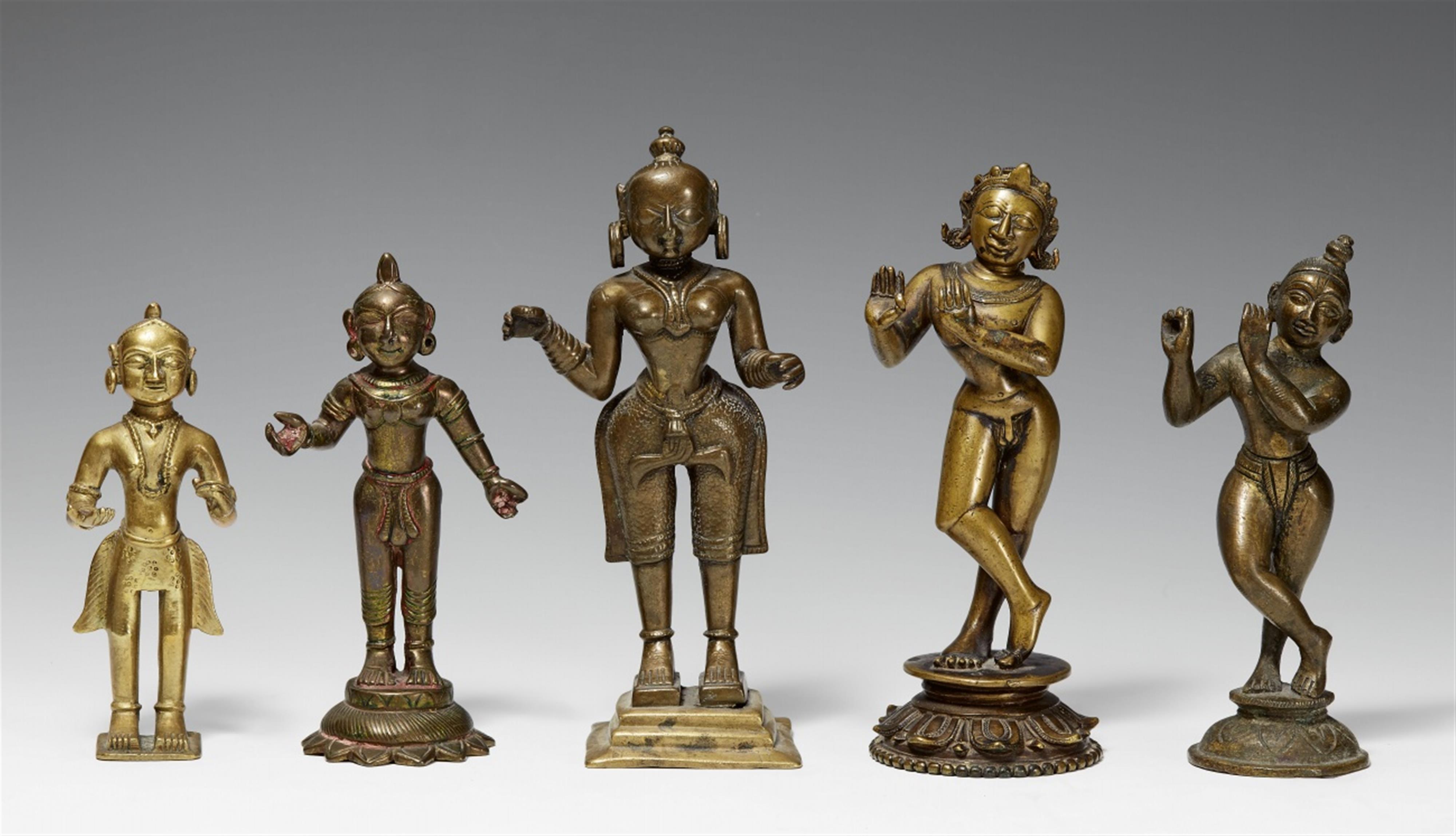 Fünf stehende Figuren. Gelbguß. Nordost-Indien. 19./20. Jh. - image-1