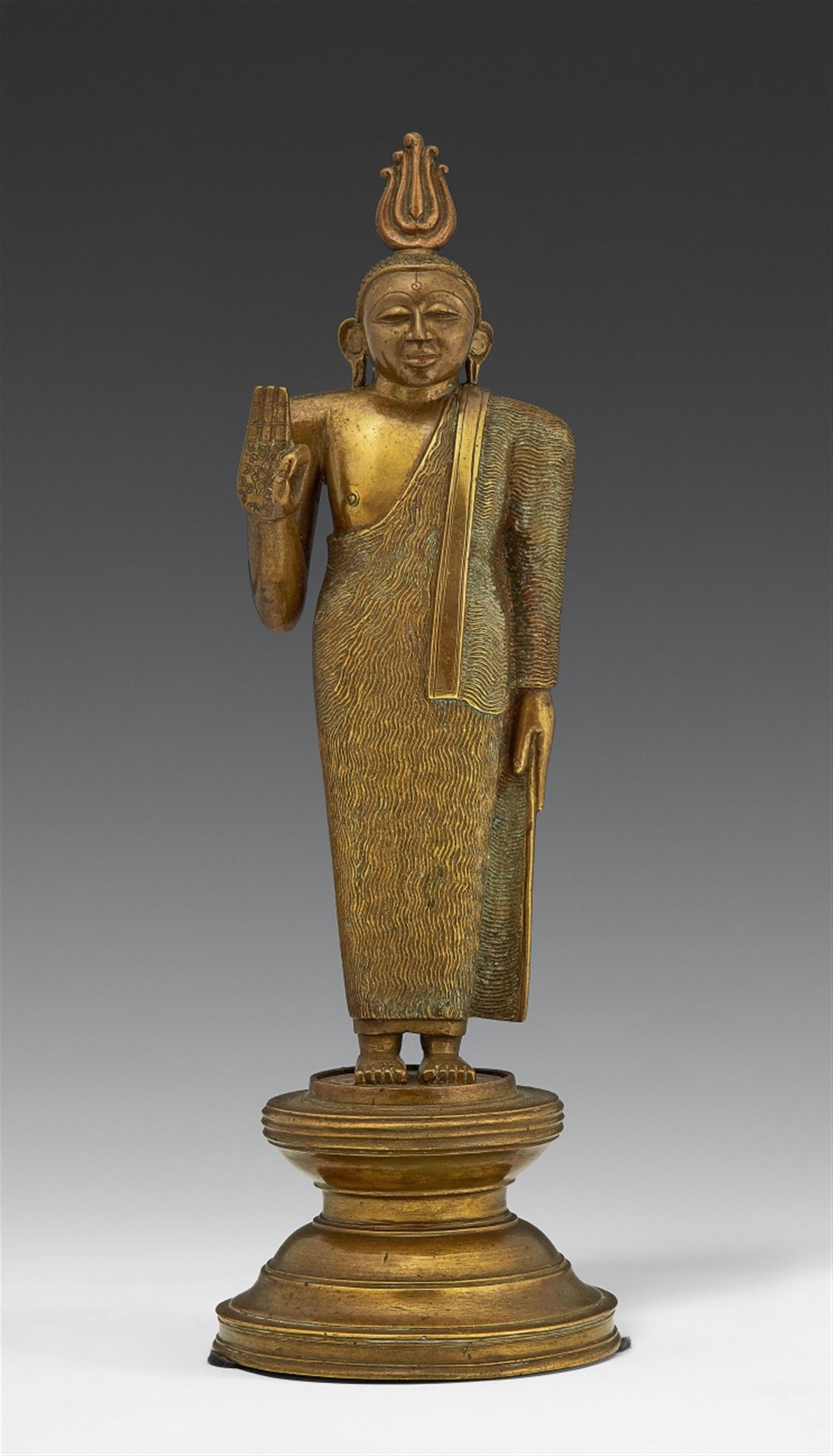 A Sri Lankan brass figure of a standing Buddha. Kandya period, 18th/19th century - image-1