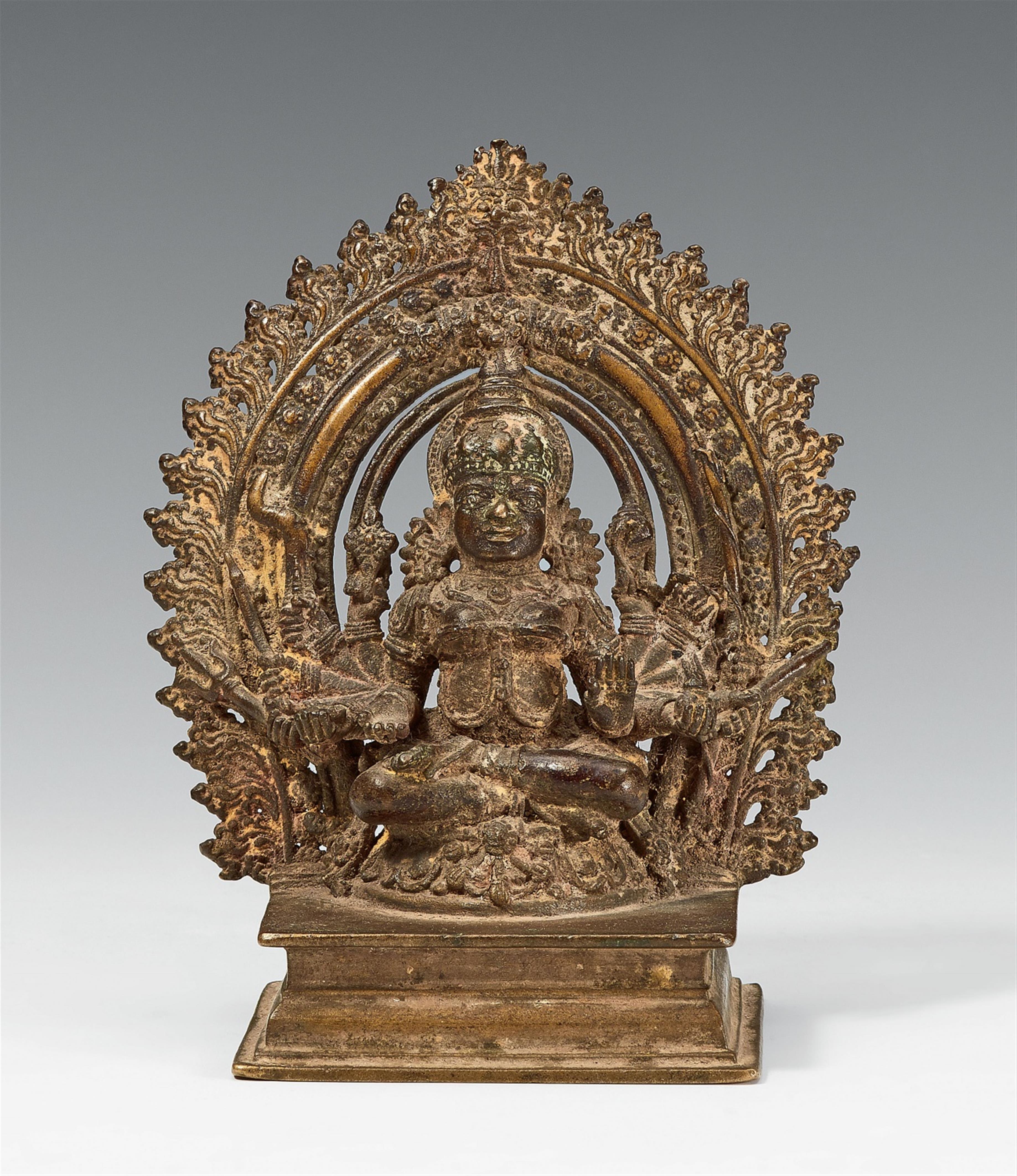 Sechsarmige Durga. Bronze. Südindien, wohl Kerala. 19. Jh. oder früher - image-1