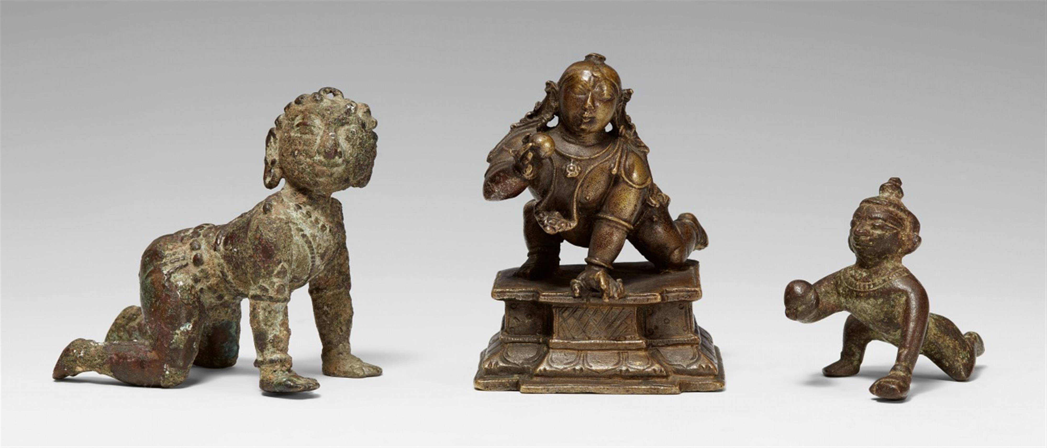 Drei Figuren des krabbelnden Krishna. Bronze. Südindien. 17./19. Jh. - image-1
