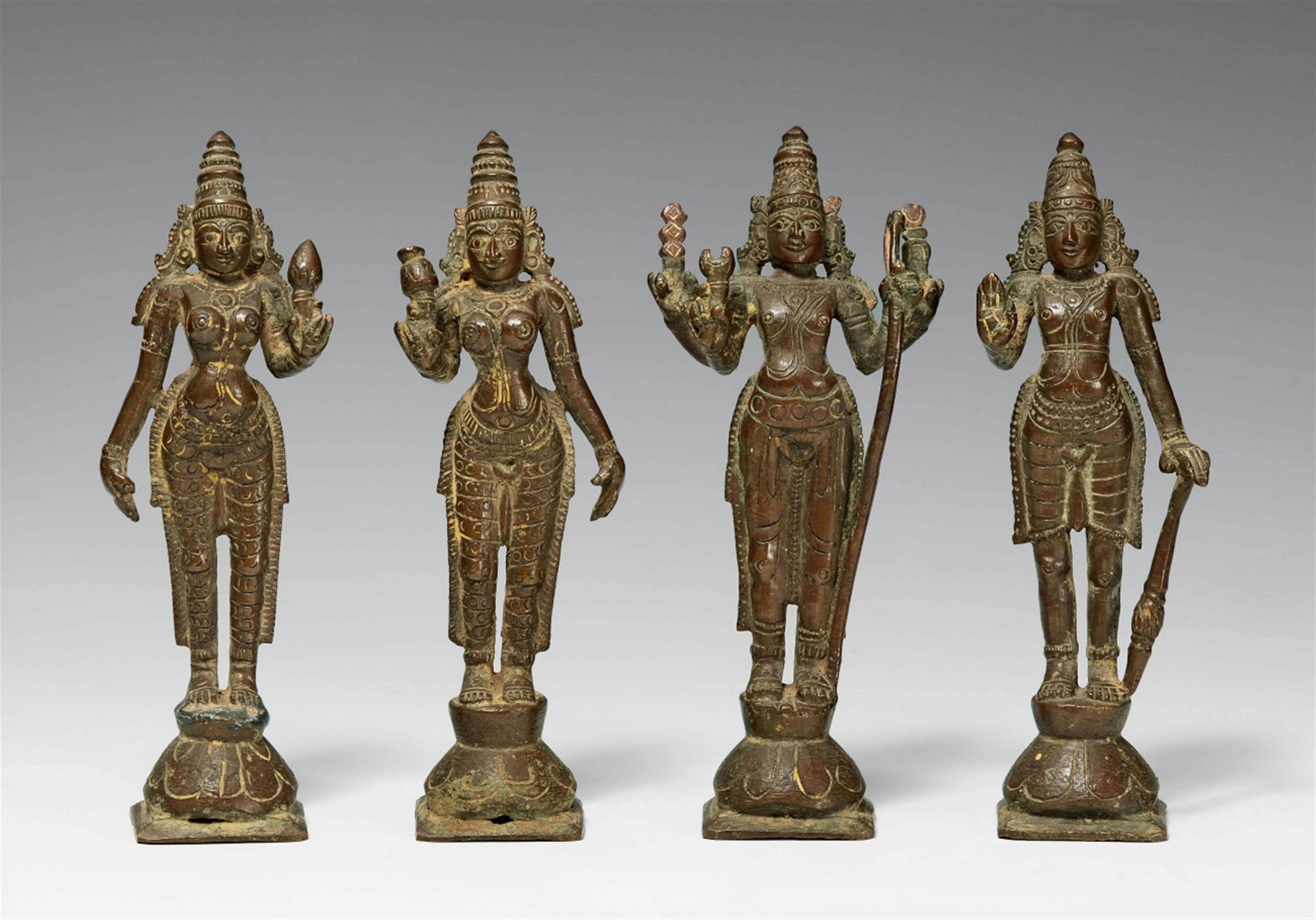 Vier Figuren. Kupfrige Bronze. Südindien. 19./20. Jh. - image-1