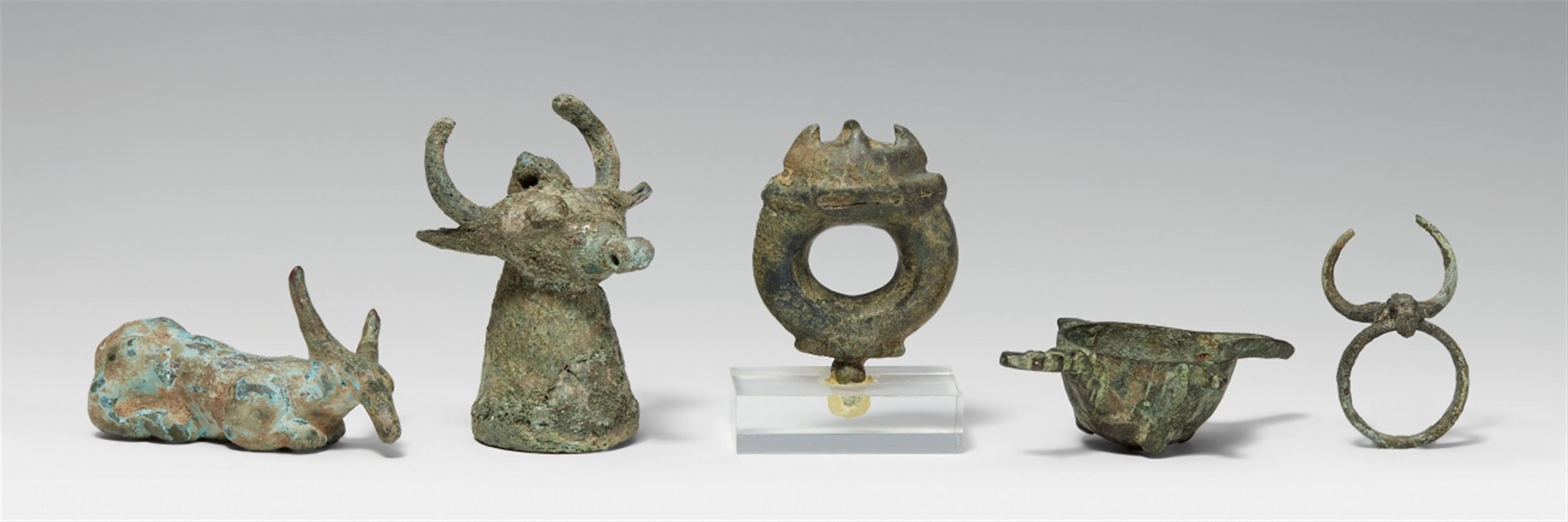 Fünf kleine Bronzeteile. Vielleicht Ordos-Gebiet - image-1