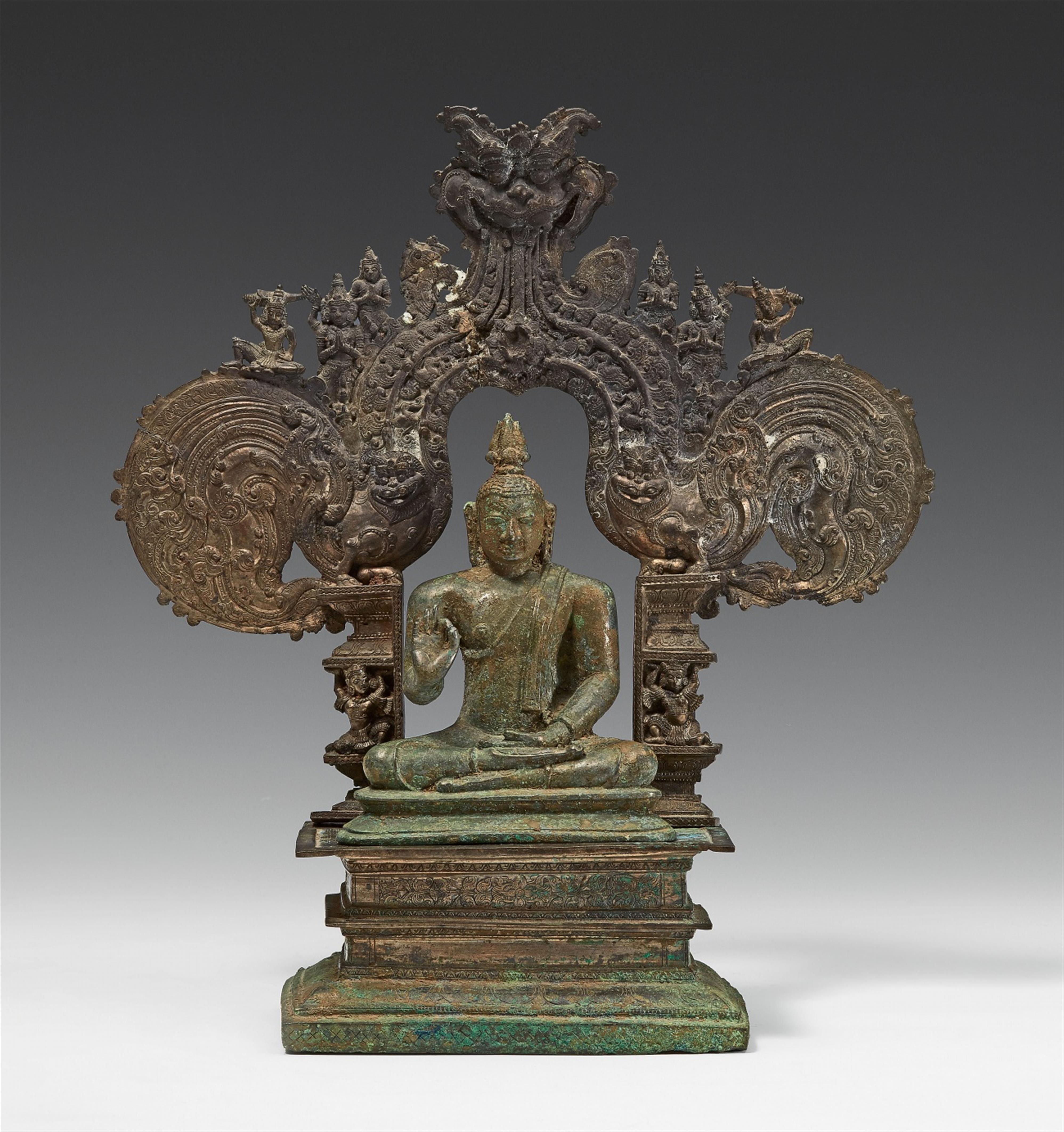 Altar mit einem sitzenden Buddha. Bronze. Sri Lanka. Die Figur und Sockel wohl 16. Jh., Torbogen möglicherweise später - image-1
