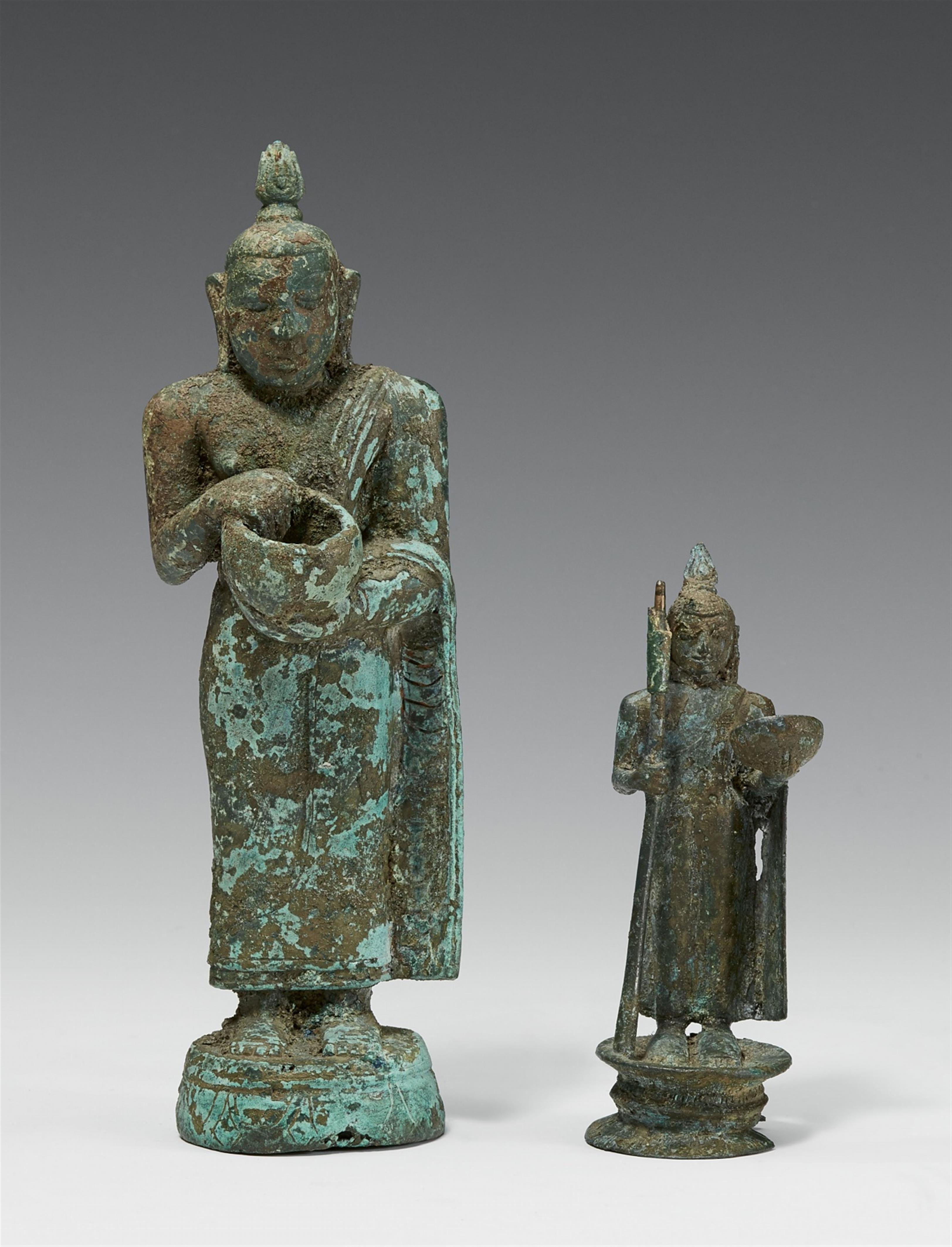 Zwei stehende Buddha mit Almosenschale. Bronze. Sri Lanka. Wahrscheinlich 16. Jh. - image-1