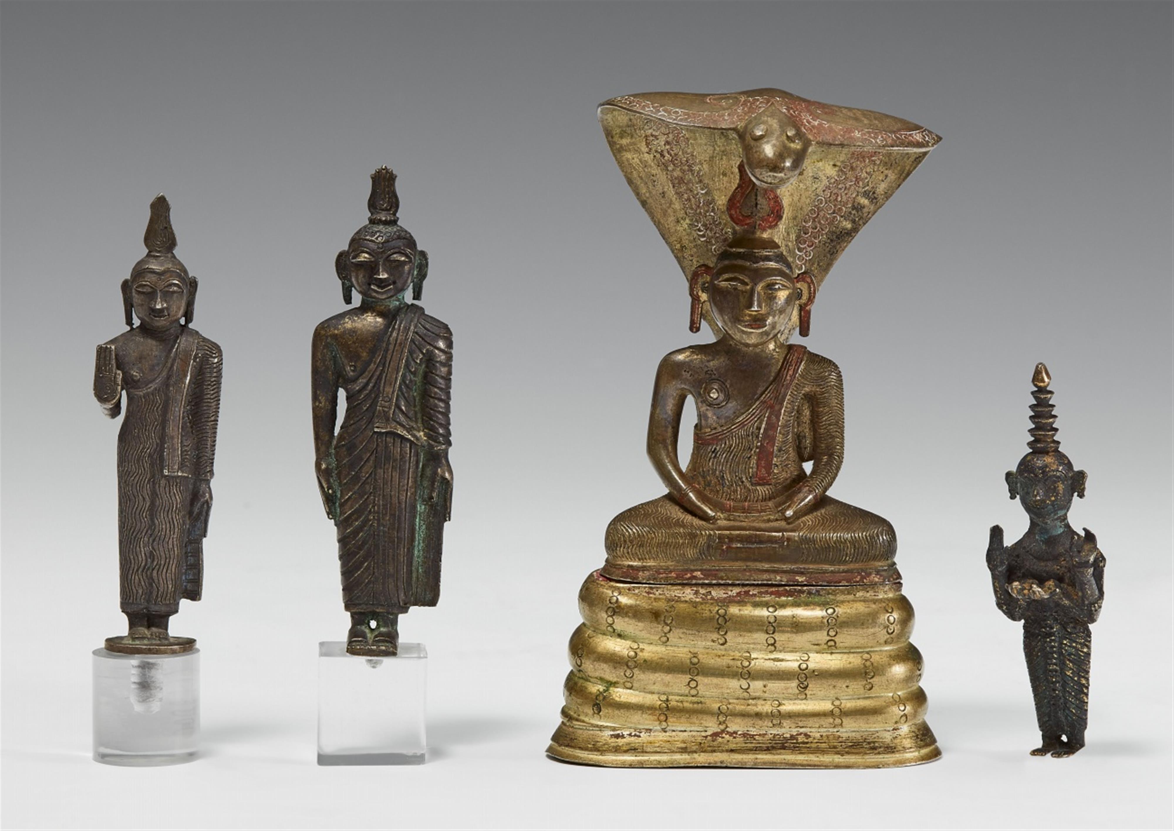 Four Sri Lankan silver figures of Buddha. Kandya period, 18th/19th century - image-1