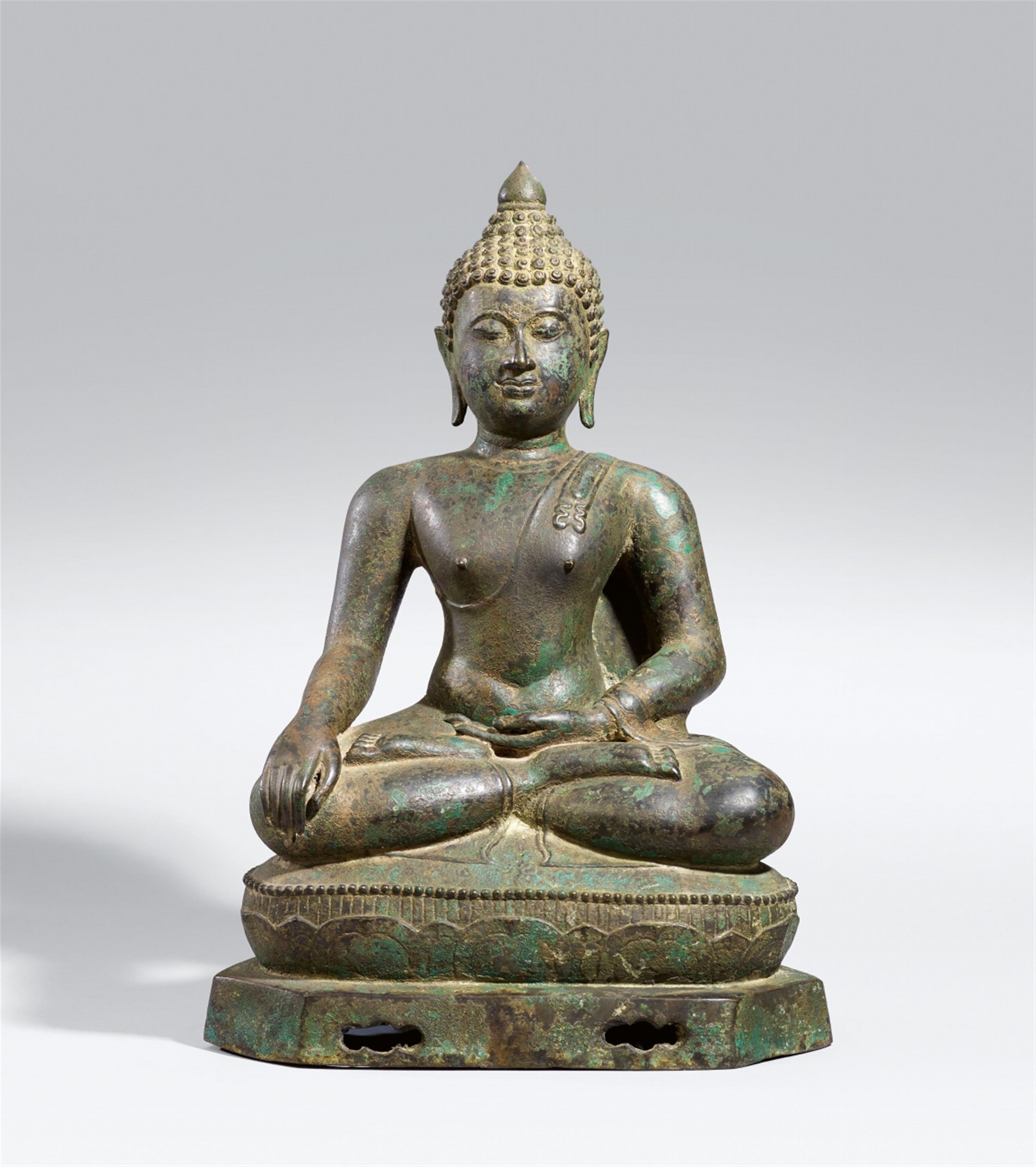 A Lan Na/Chiang Saen bronze figure of Buddha in maravijaya. 15th century - image-1