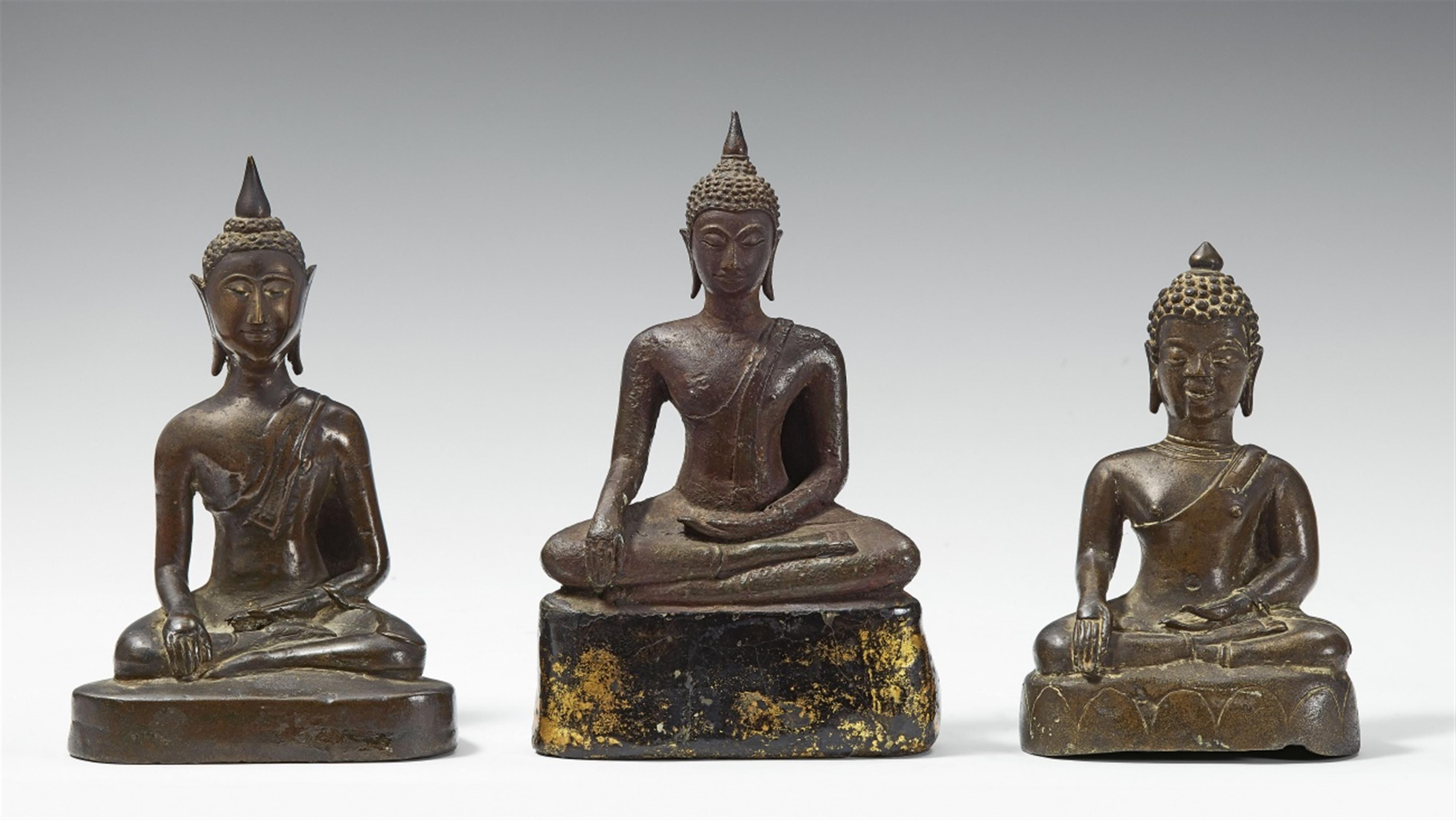 Three Thai bronze figures of Buddha seated in maravijaya. 16th/19th century - image-1