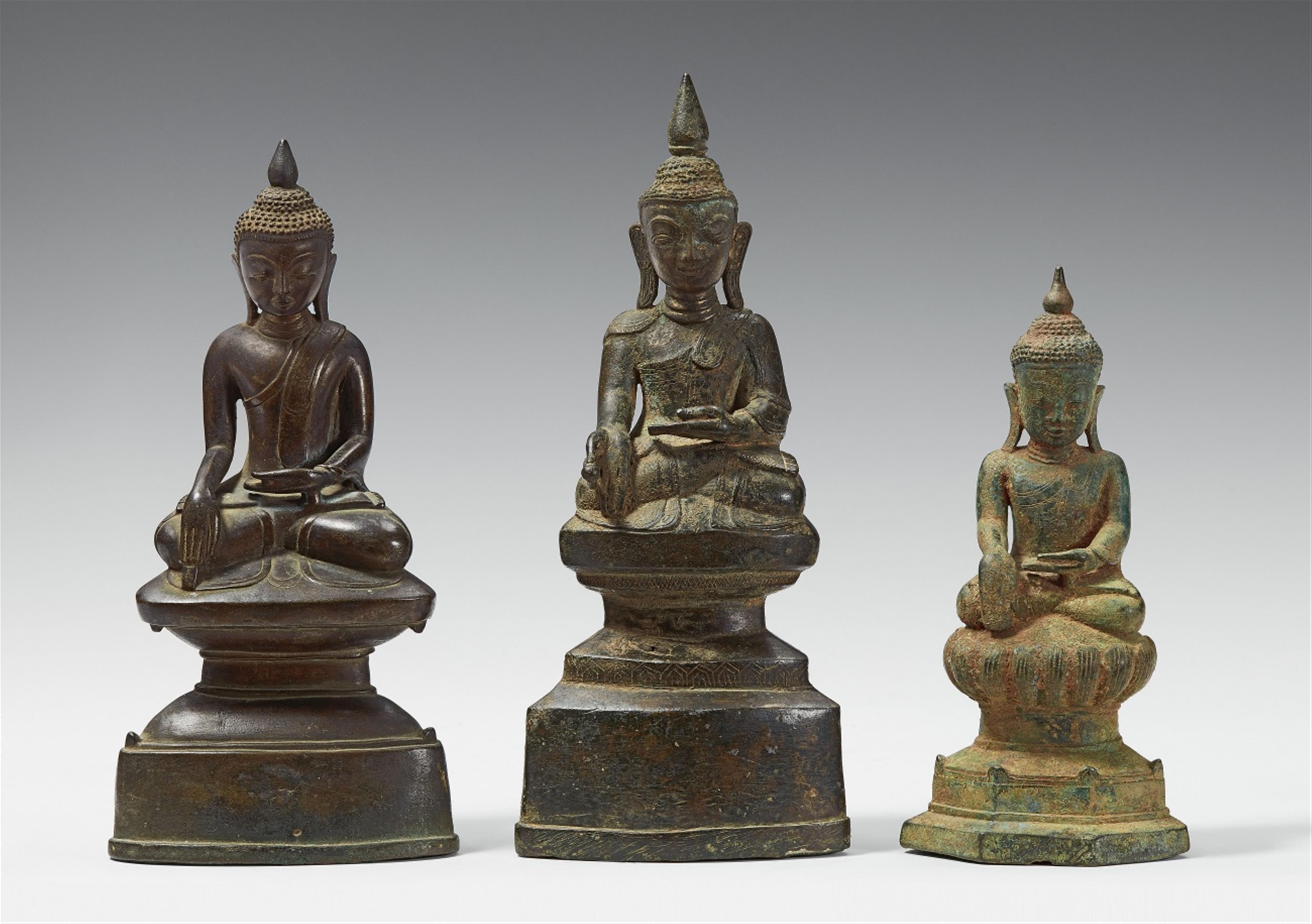 Drei Figuren des Buddha Shakyamuni. Birma, Shan-Region. 18./19. Jh. - image-1