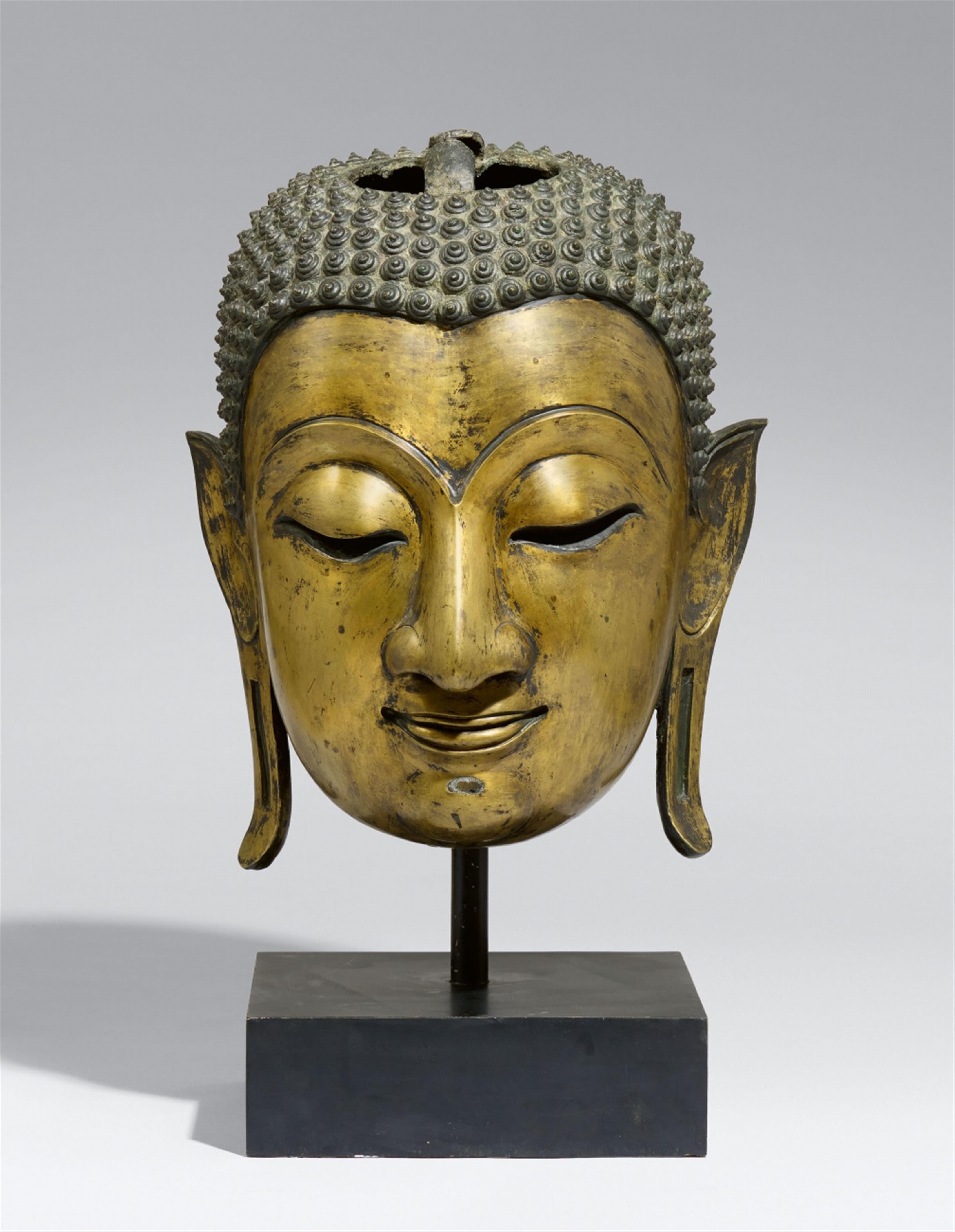 A very large Thai brass-coloured bronze head of a Buddha. In the style of the 14th/15th century or possibly later - image-1