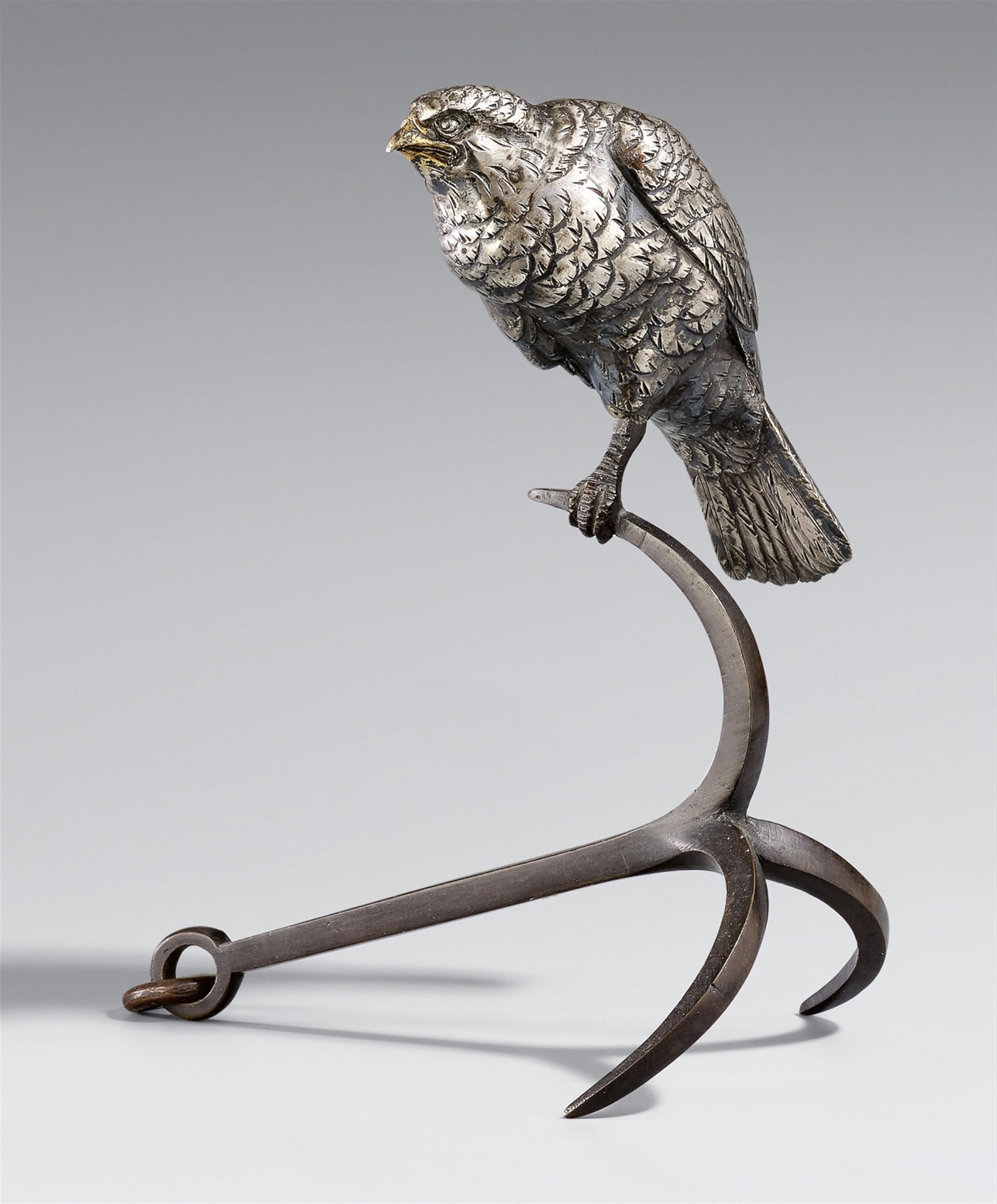 Falke auf einem Anker. Bronze, teilweise versilbert. Spätes 19. Jh. - image-1