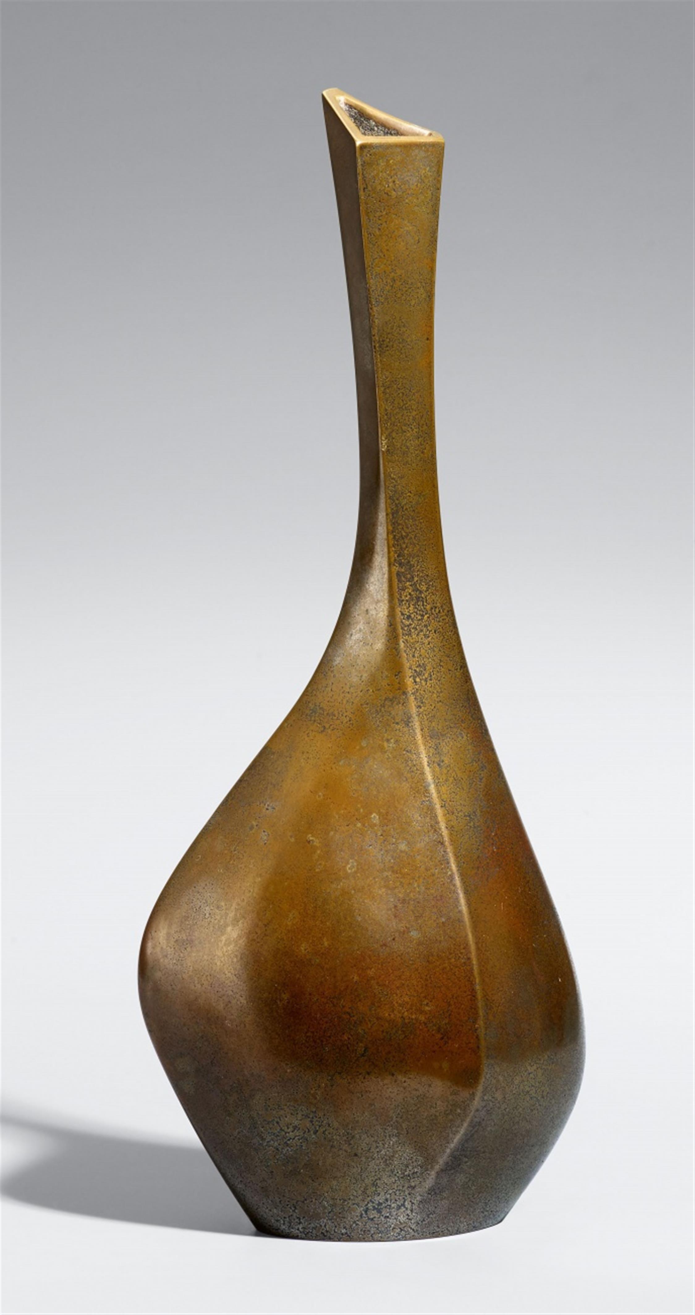 Schlanke Vase. Bronze. 20. Jh. - image-1