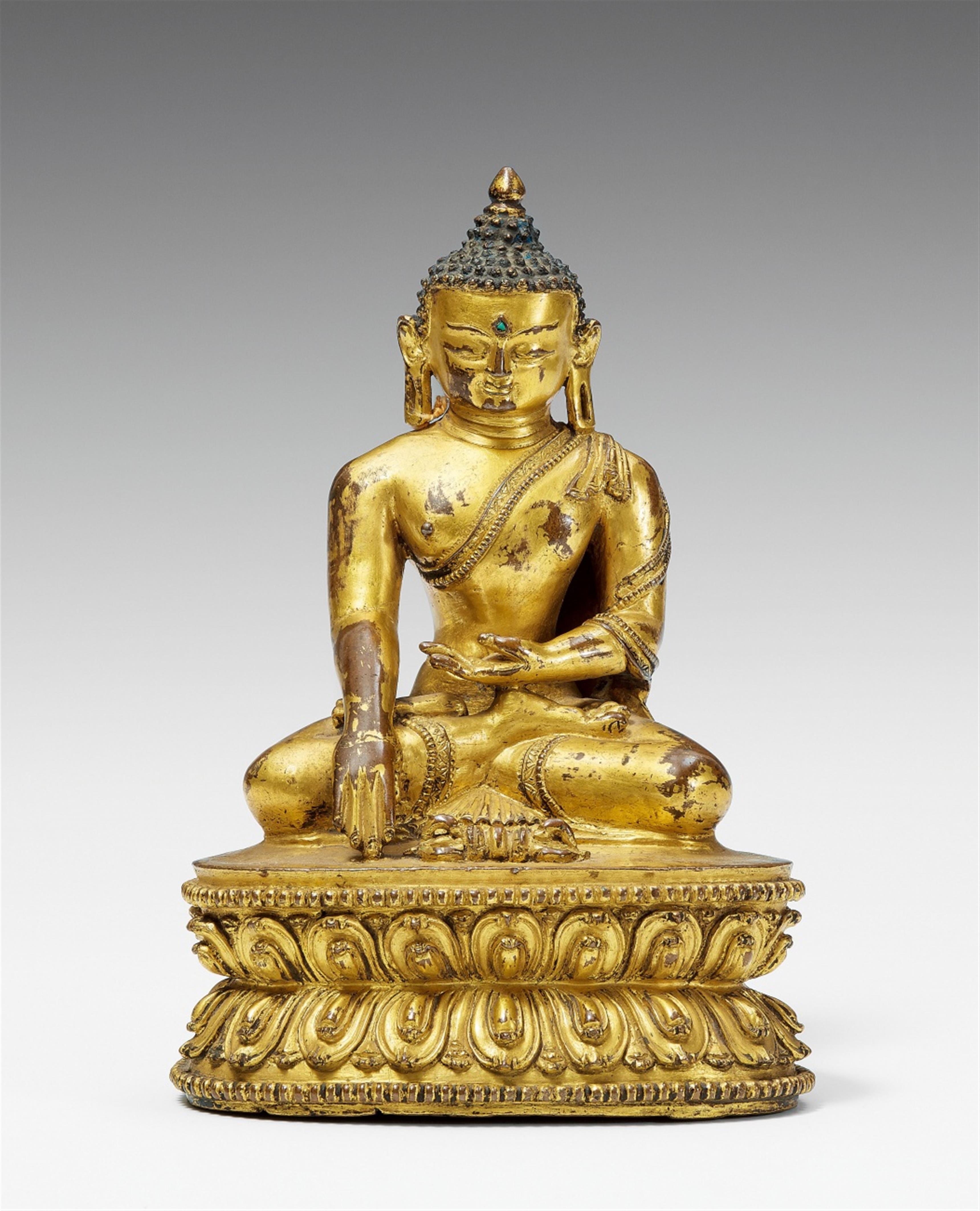 Buddha Shakyamuni mit vajra. Feuervergoldete Bronze. Tibet. 15. Jh. - image-1