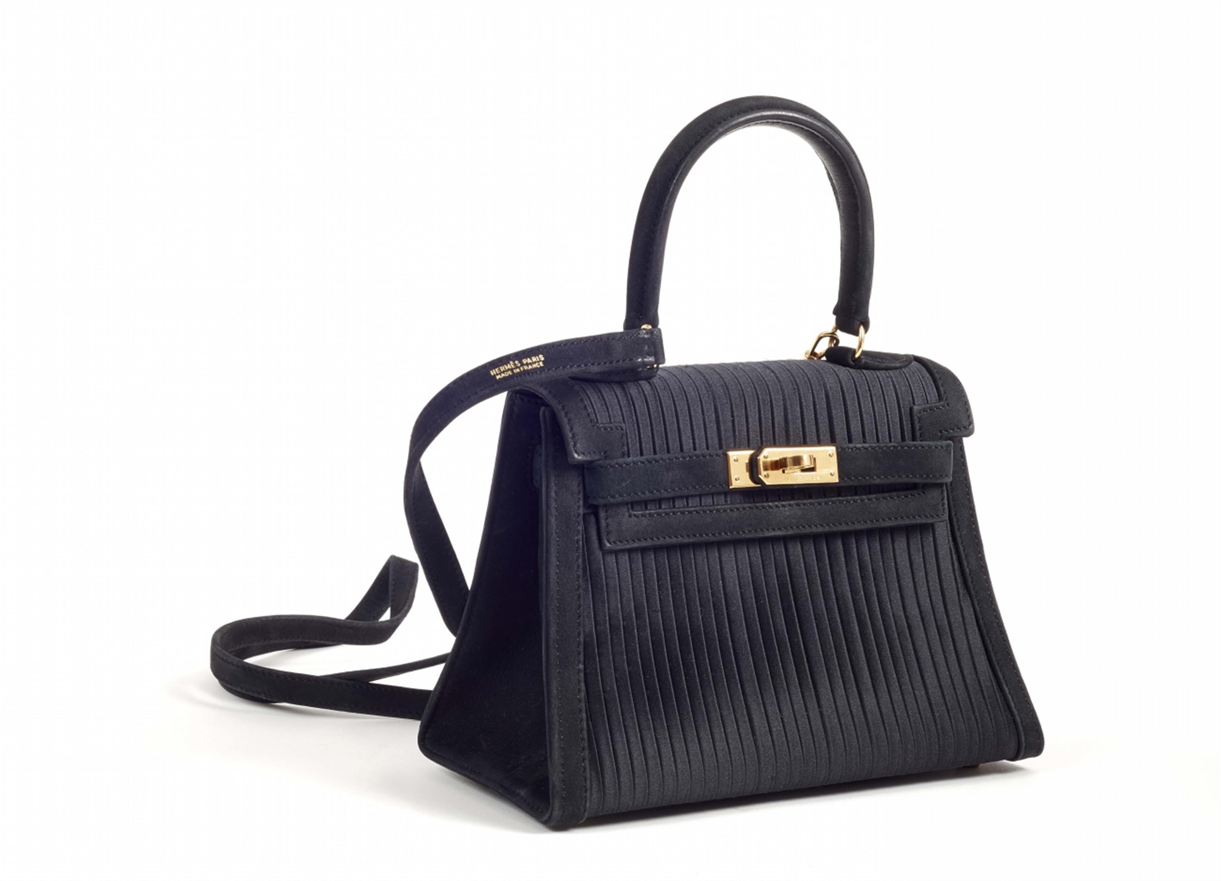 Hermès Mini Sac "Kelly", Satin plissé, black suede leather for sale with Artcurial in Monaco Estimate € 5000/8000 reserve € 5000 FERME! - image-1