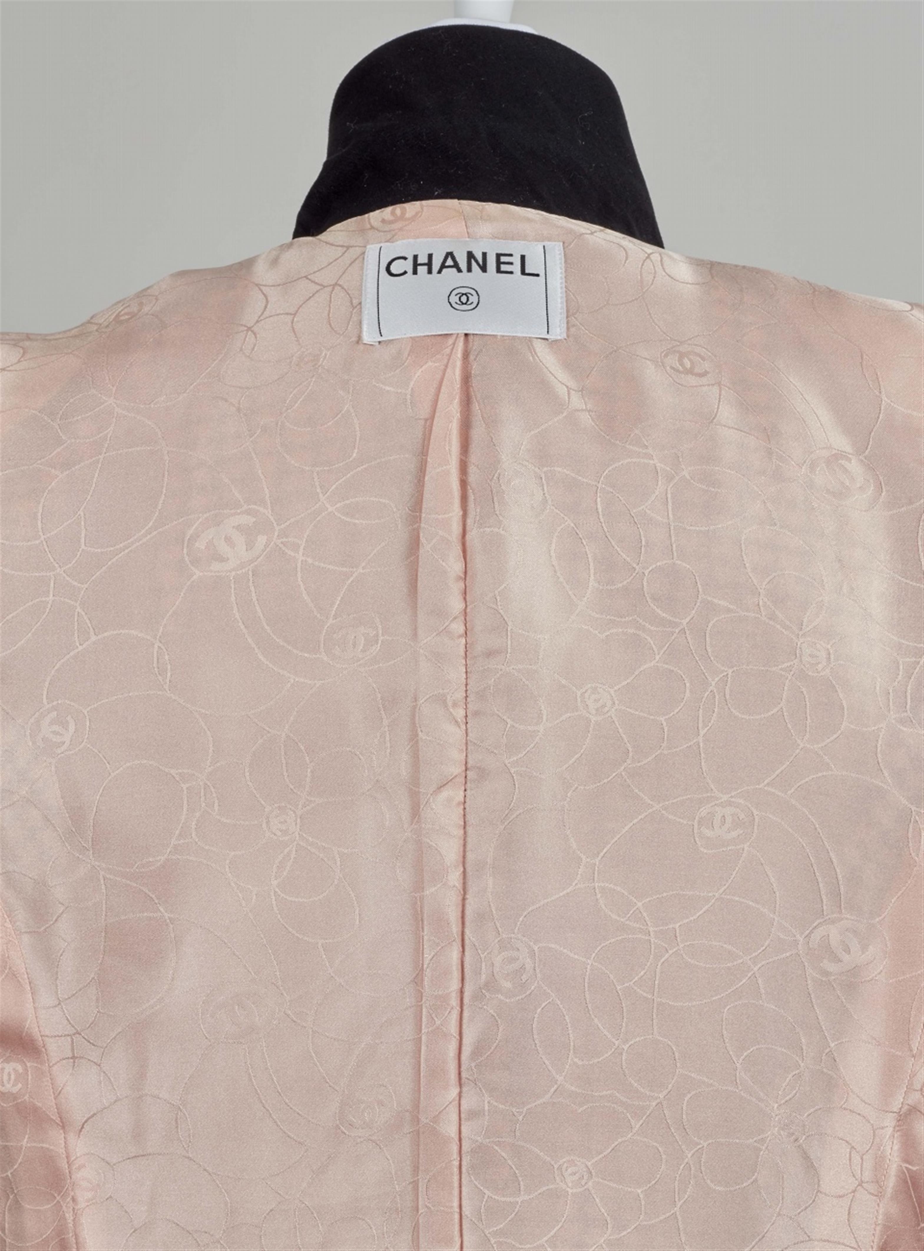 A Chanel ladies blazer, presumably 1990s - image-2