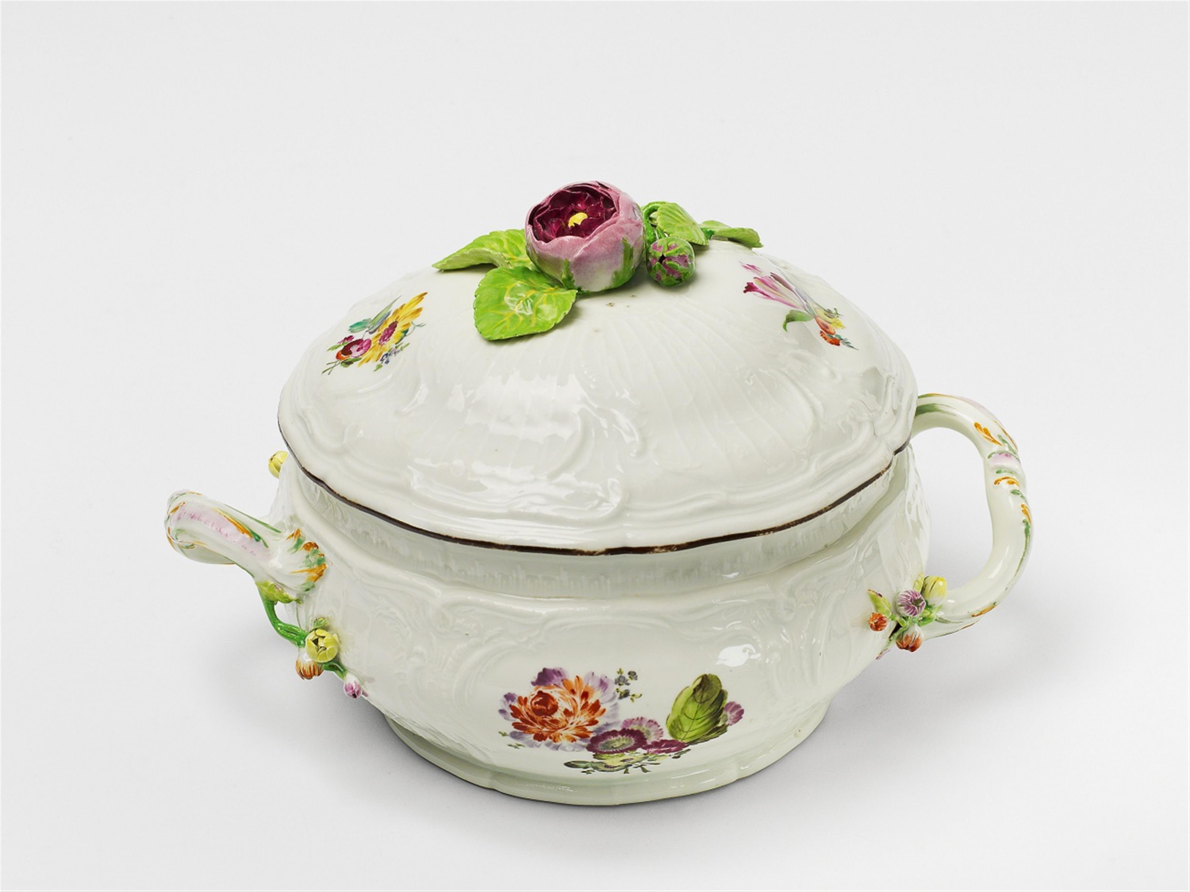 A Berlin KPM porcelain tureen from the service for Prince Heinrich - image-1