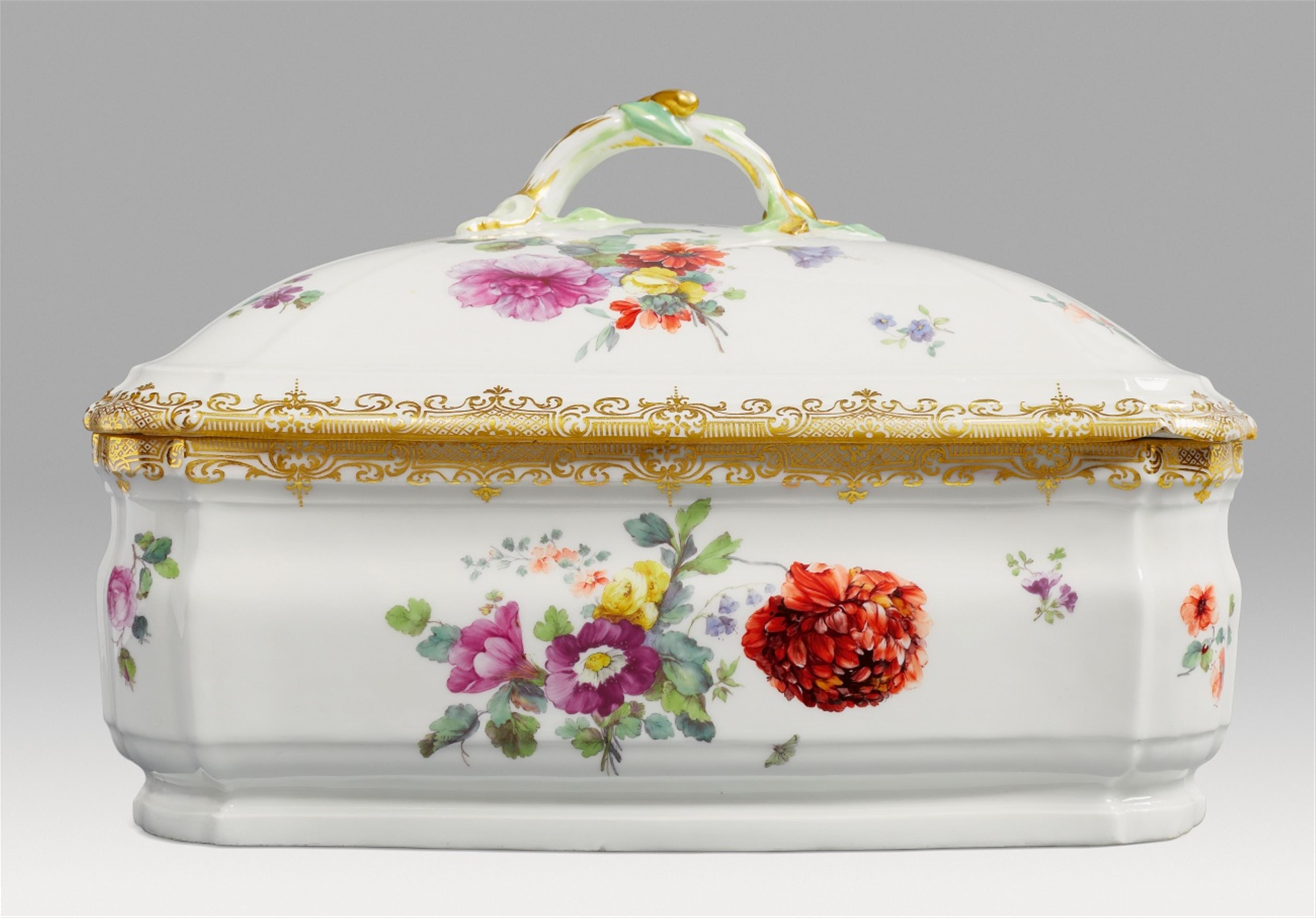 A large Berlin KPM porcelain box from a royal toilette service - image-3