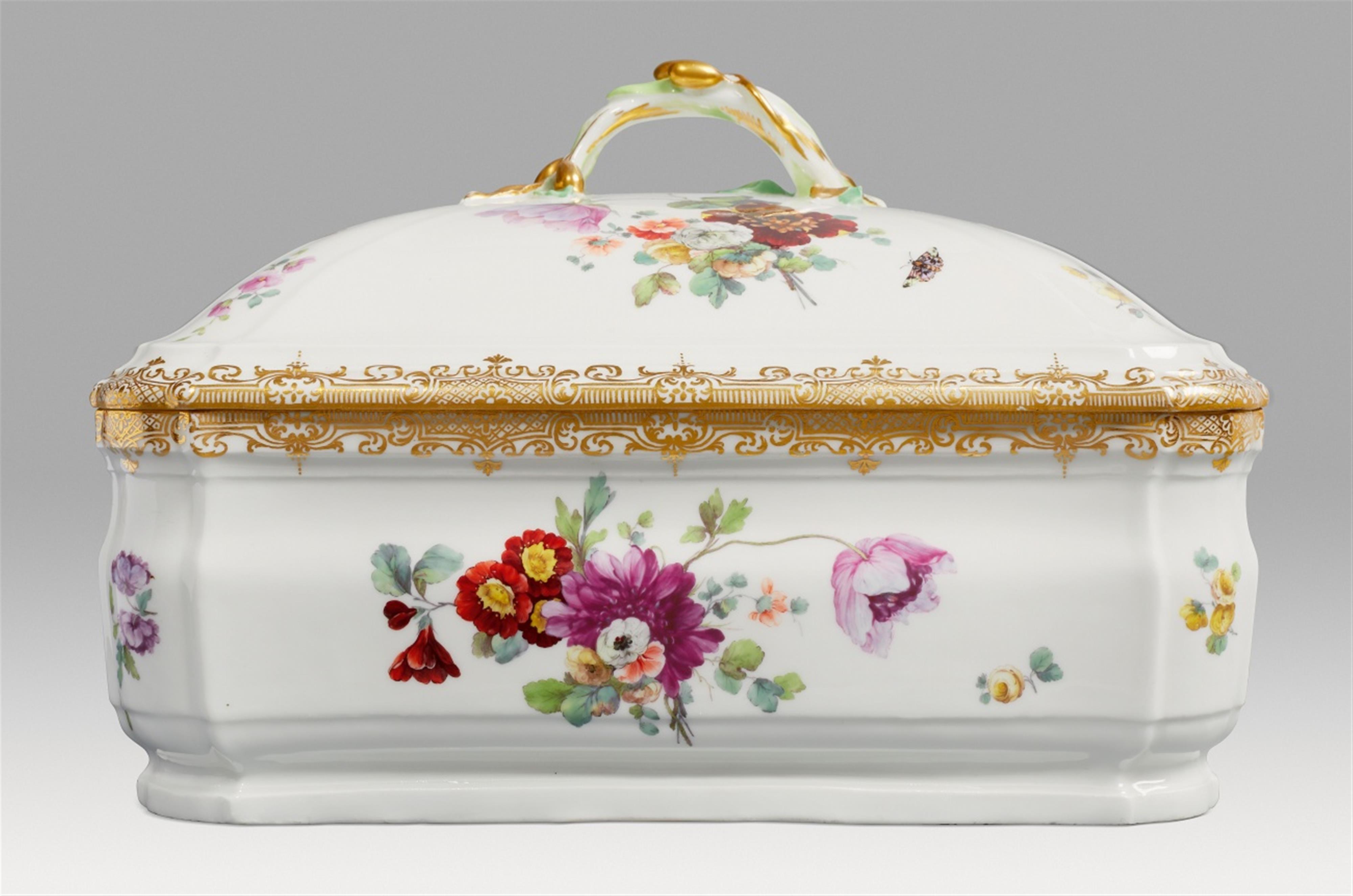 A large Berlin KPM porcelain box from a royal toilette service - image-4