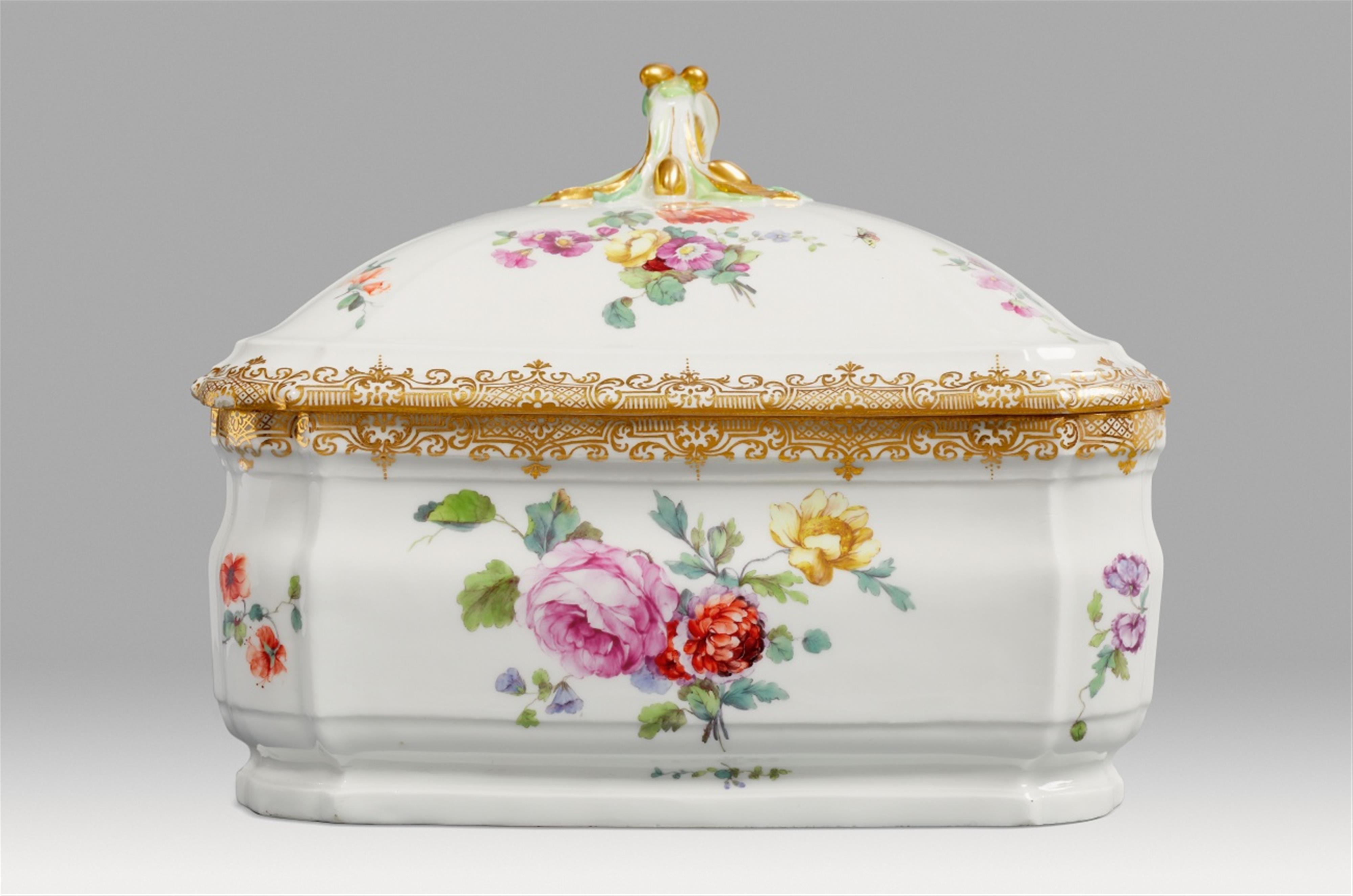 A large Berlin KPM porcelain box from a royal toilette service - image-5