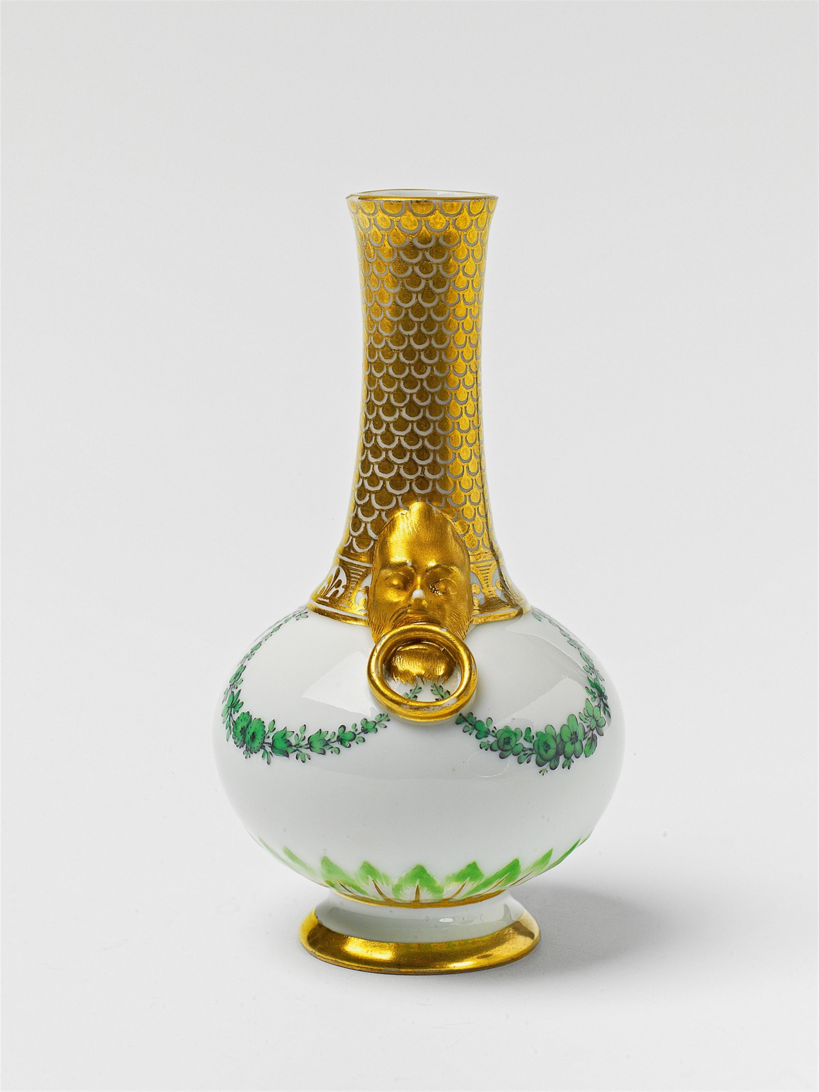 Kleine Vase mit Reliefmaskarons - image-1