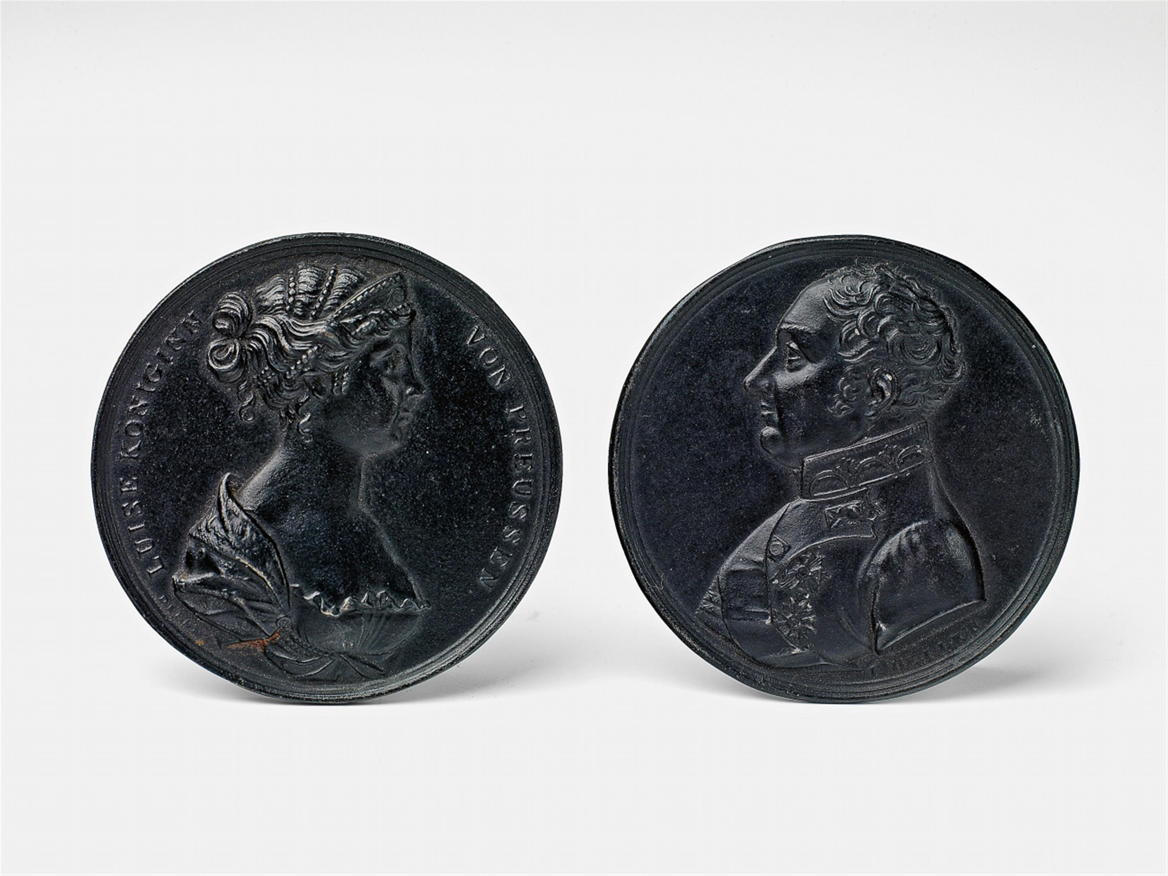 Two rare cast iron portrait medallions - image-1